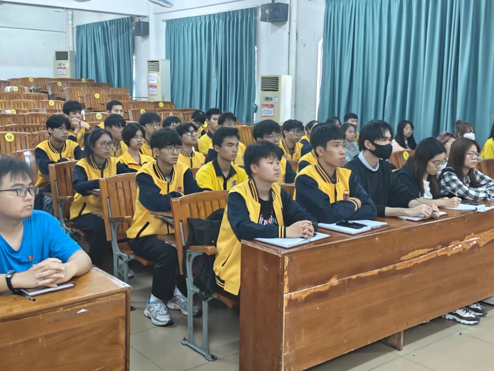图为参会人员在认真观看视频.jpg 图为参会人员在认真观看视频.jpg