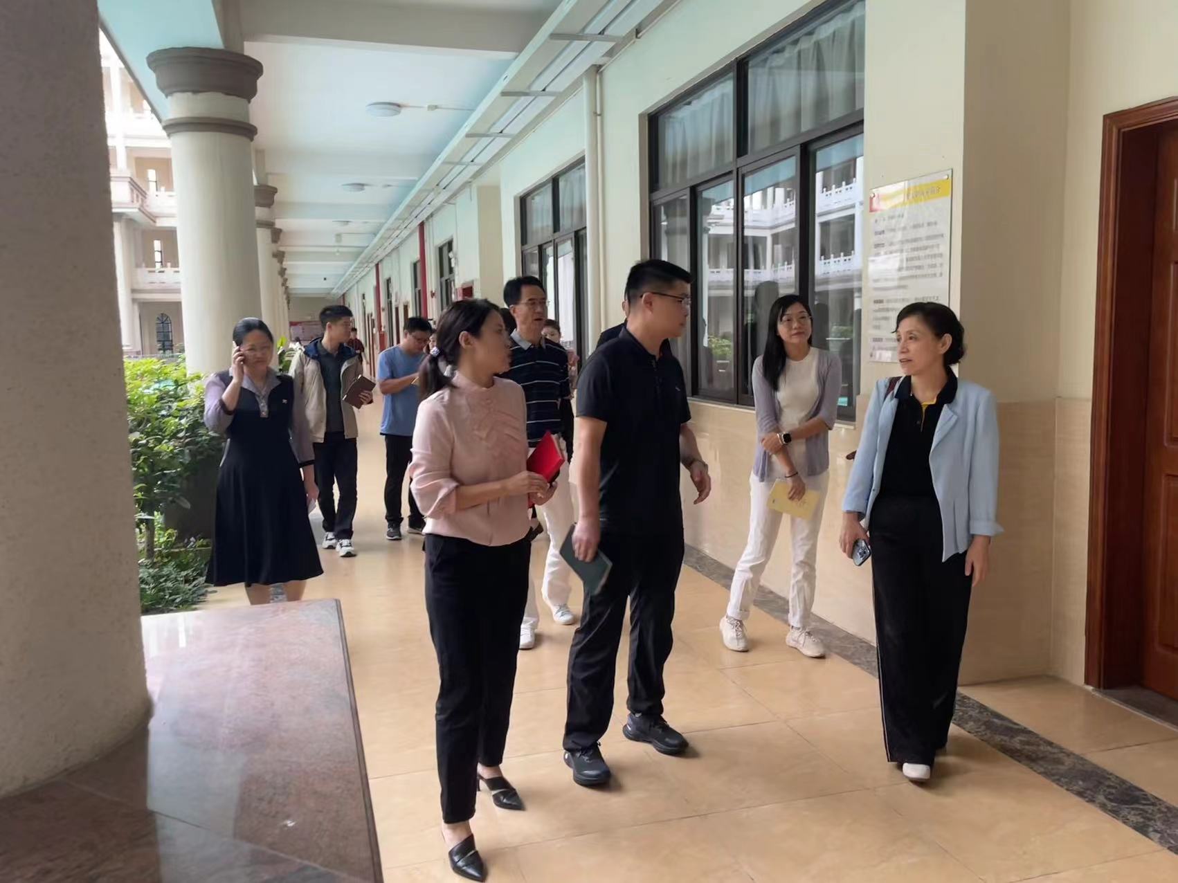 图为客人在参观粤嵌产业学院.jpg 图为客人在参观粤嵌产业学院.jpg