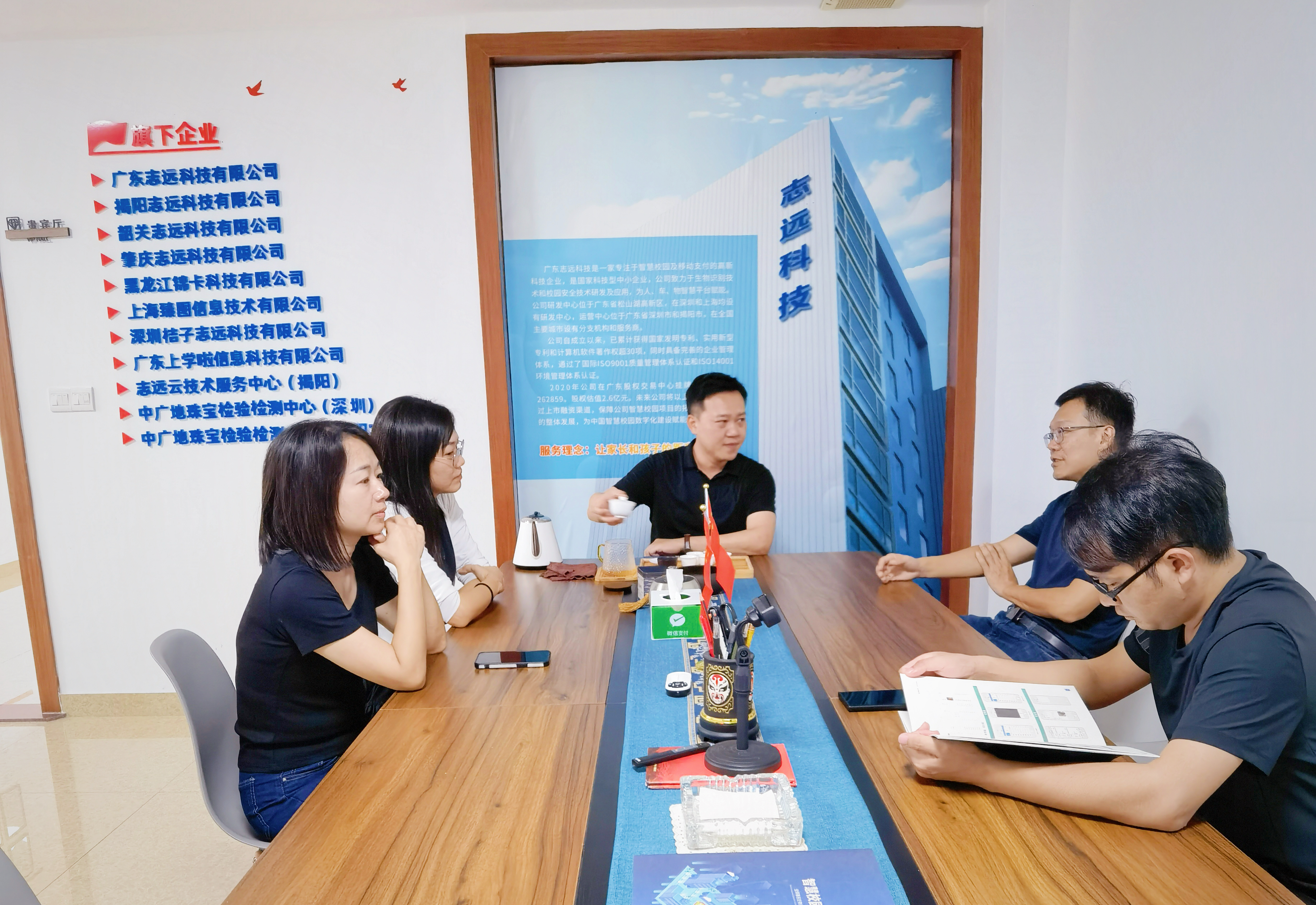 图为方泽强在介绍学校及计算机学院相关情况.jpg 图为方泽强在介绍学校及计算机学院相关情况.jpg