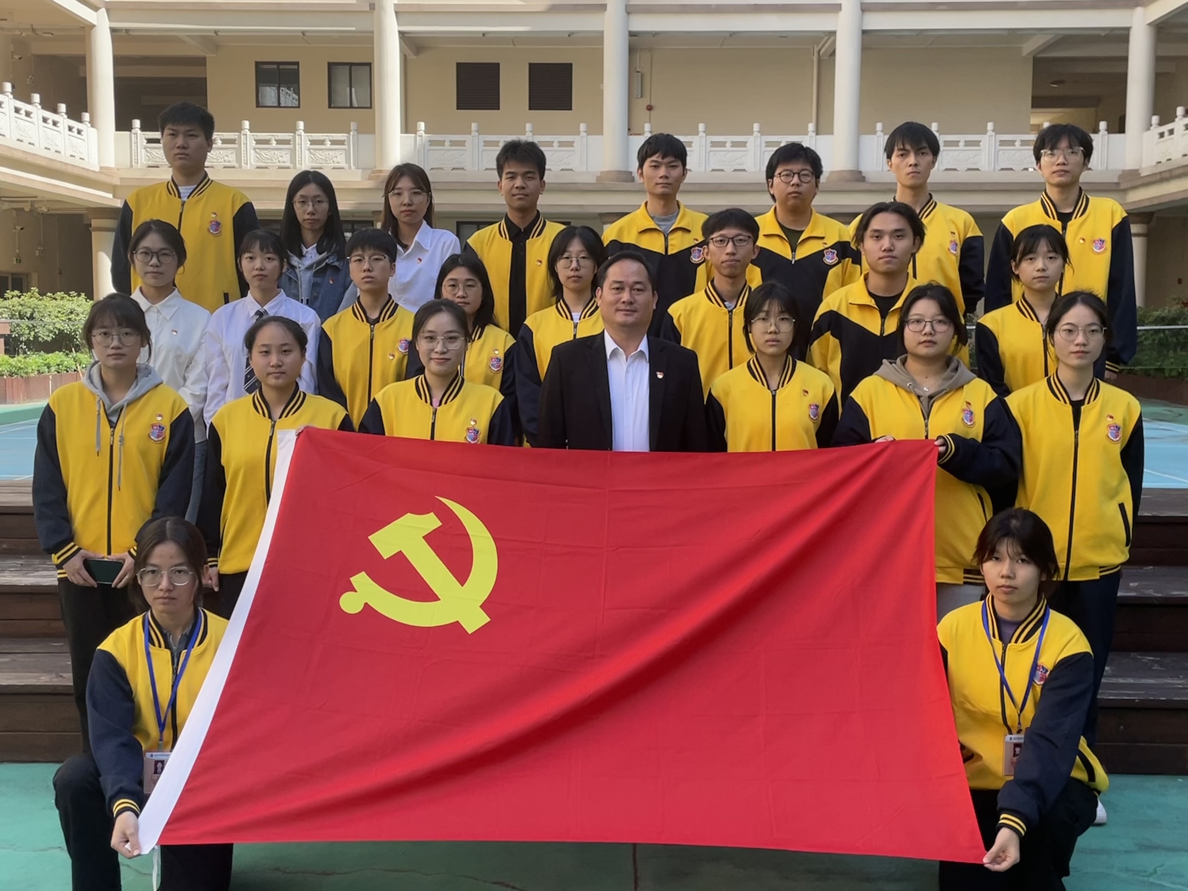 图为会后集体合照.jpg 图为会后集体合照.jpg