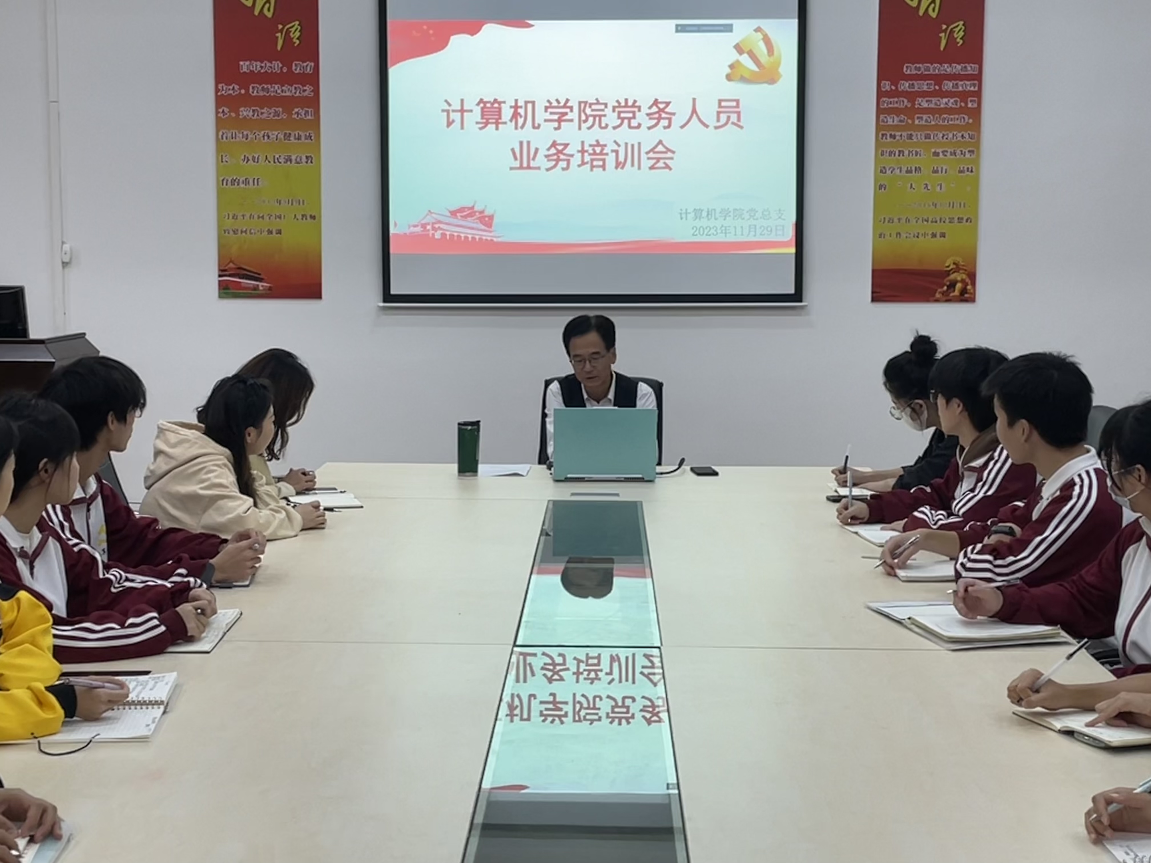 图为韩治国在现场授课.jpg 图为韩治国在现场授课.jpg