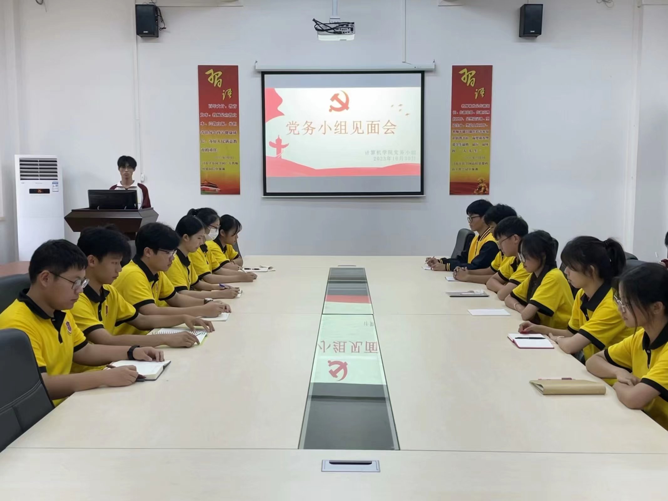 图为见面会现场.jpg 图为见面会现场.jpg