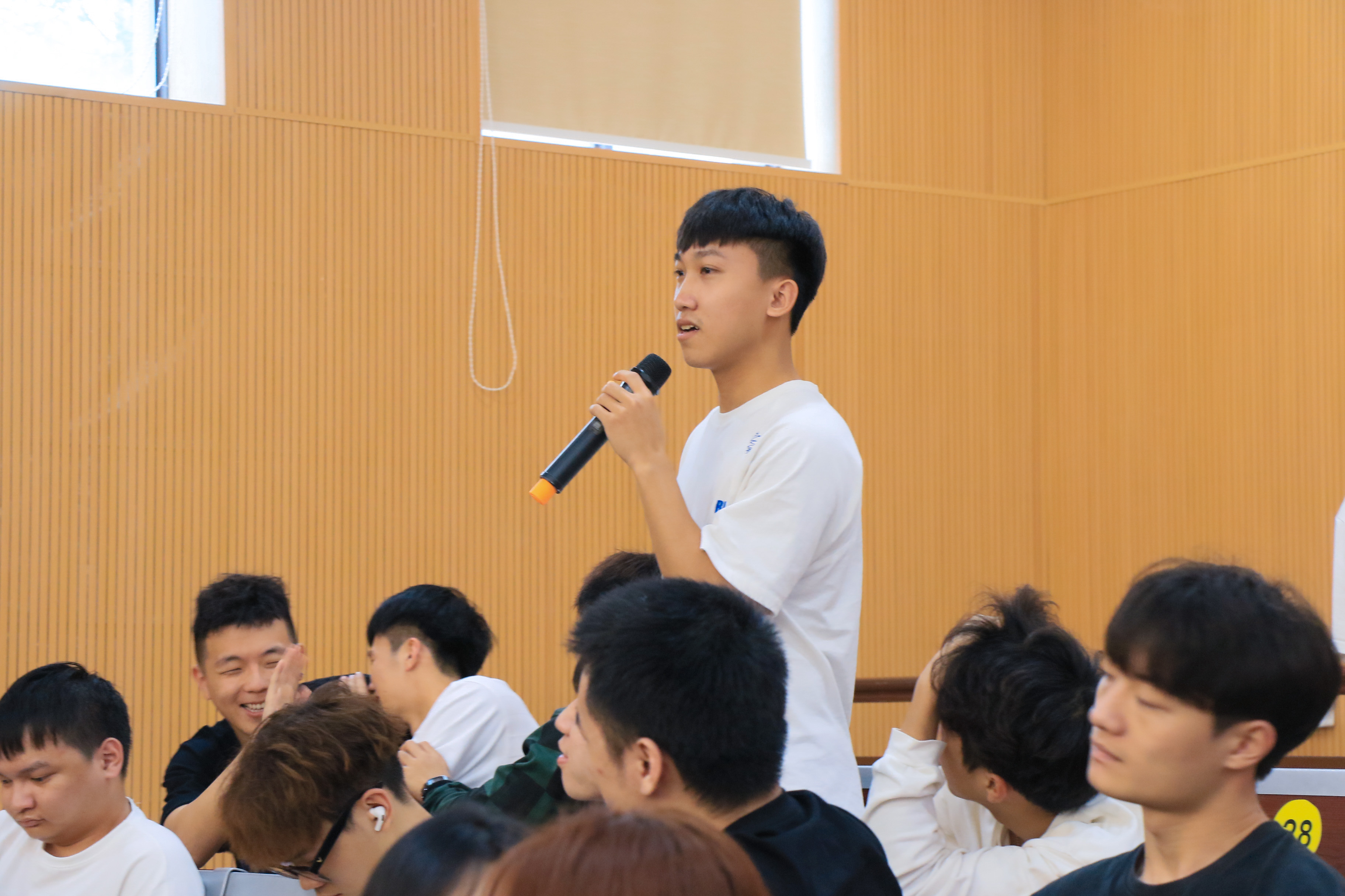 图为与会学生代表提问.jpg 图为与会学生代表提问.jpg