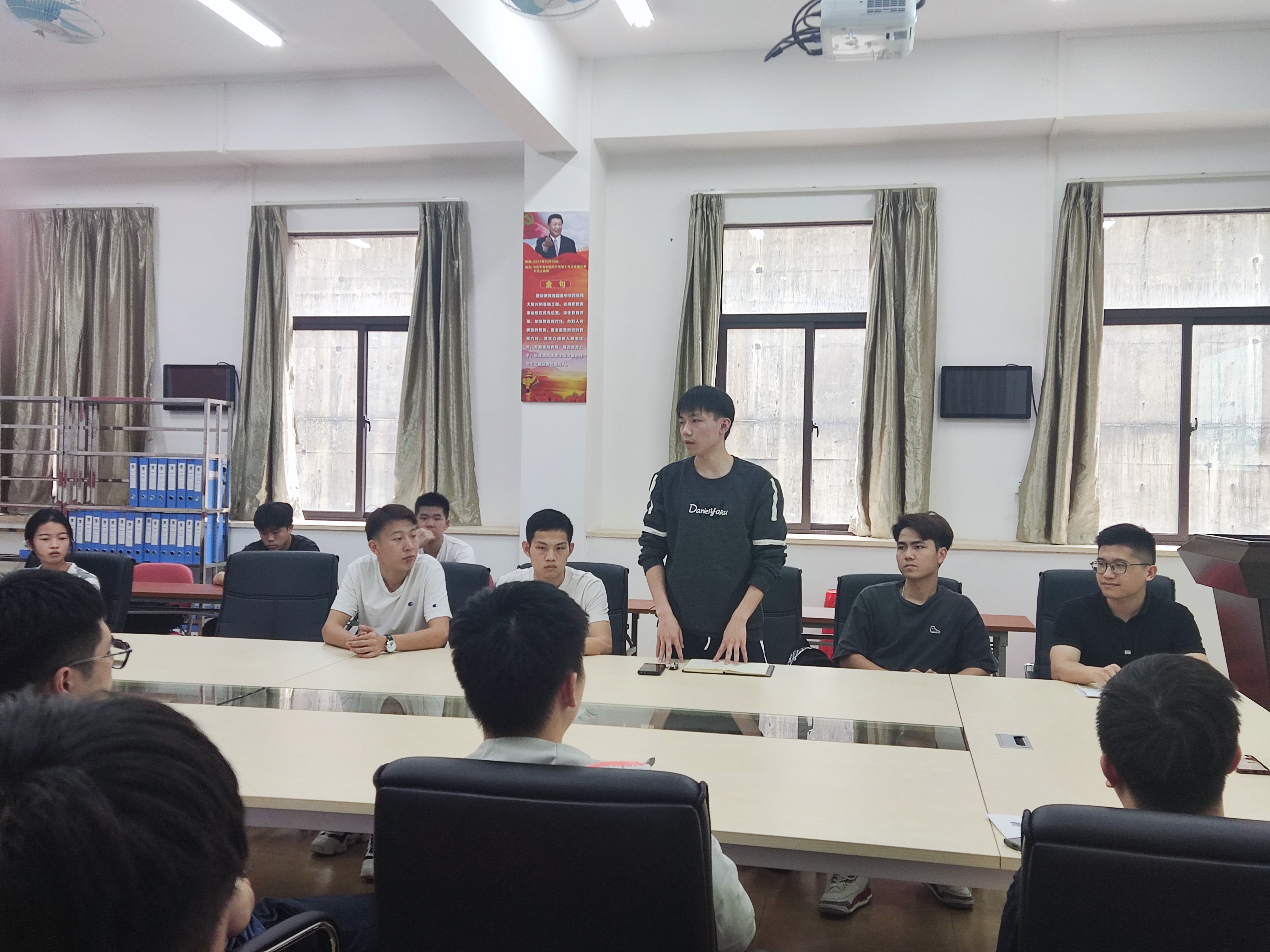 图为胡巍伟在作表态发言.jpg 图为胡巍伟在作表态发言.jpg