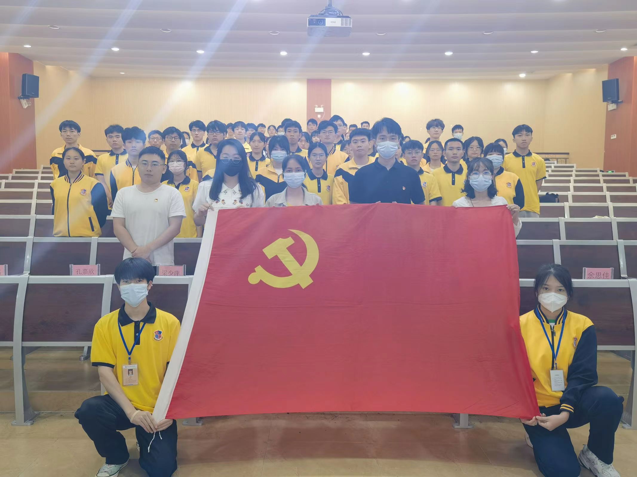 图为参会人员合影.jpeg 图为参会人员合影.jpeg