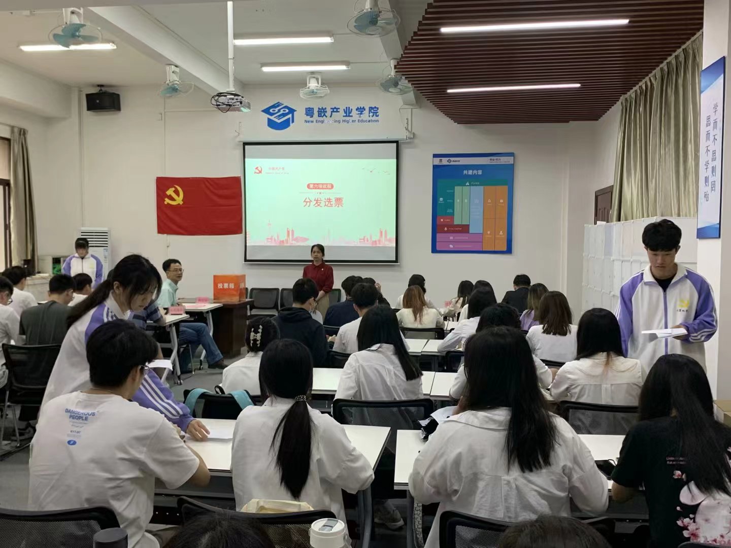 图为计票员分发选票.jpg 图为计票员分发选票.jpg