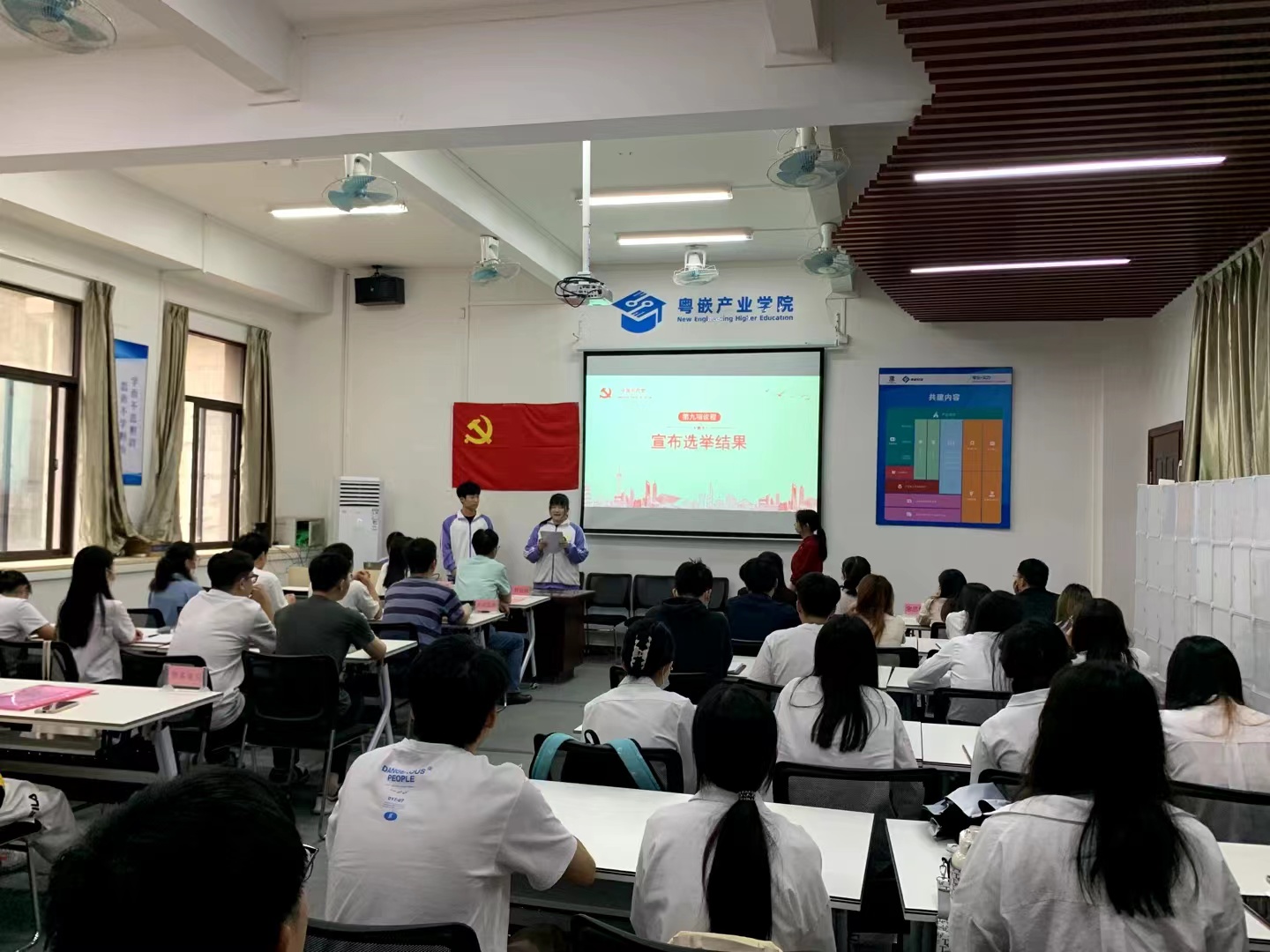 图为监票人宣布选举结果.jpg 图为监票人宣布选举结果.jpg