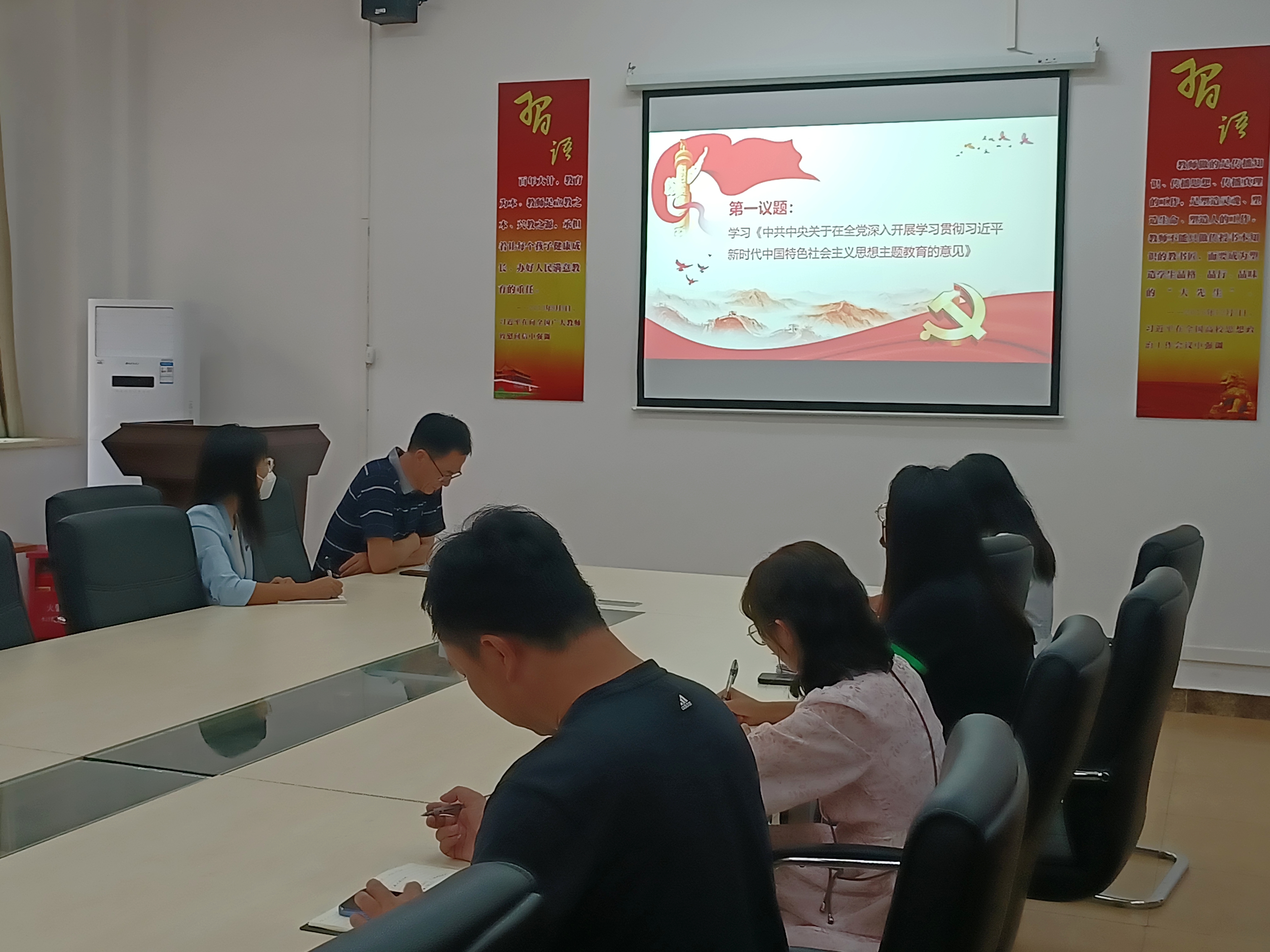 图为第一议题学习场面.jpg 图为第一议题学习场面.jpg