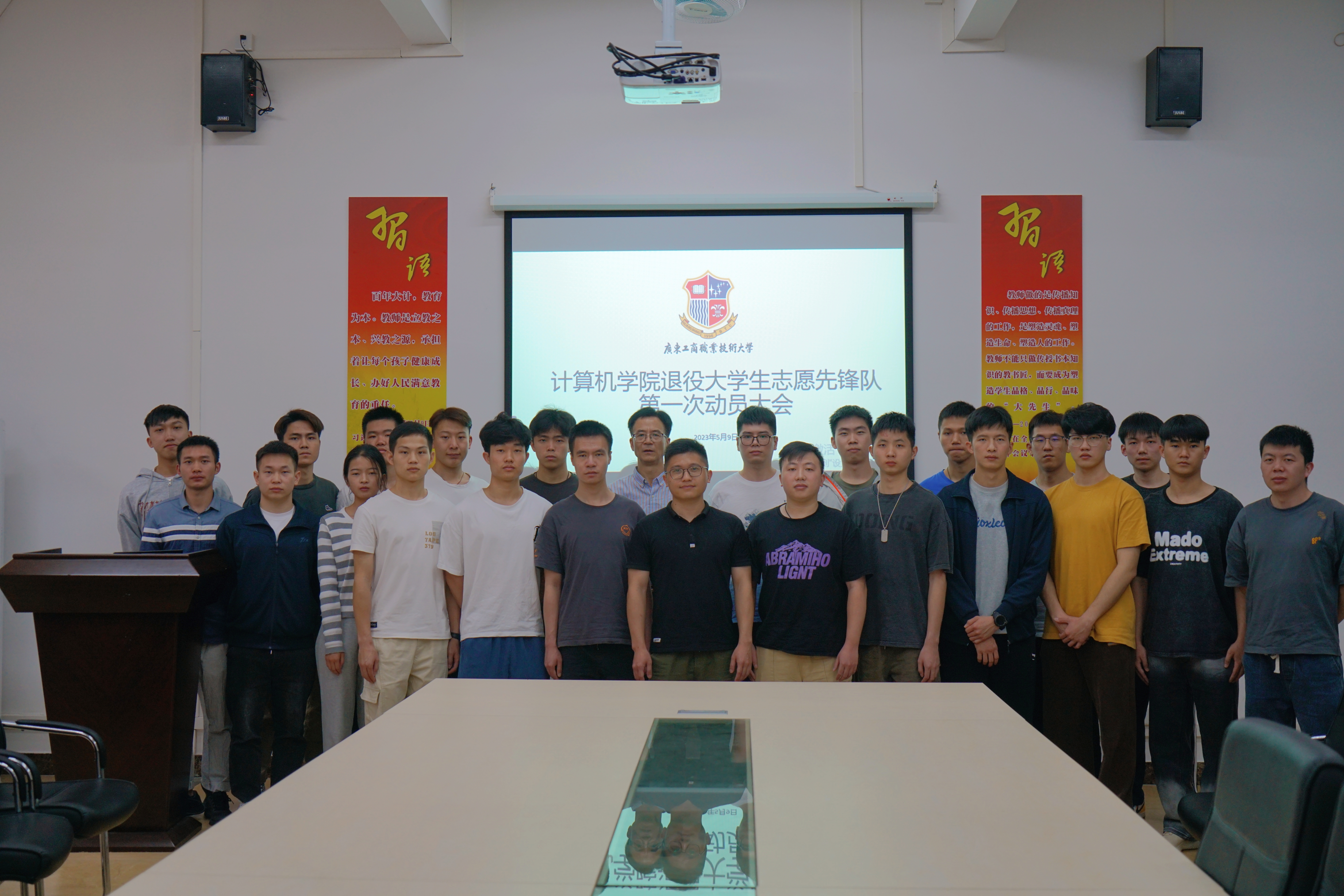 图为大家合影留念.jpg 图为大家合影留念.jpg