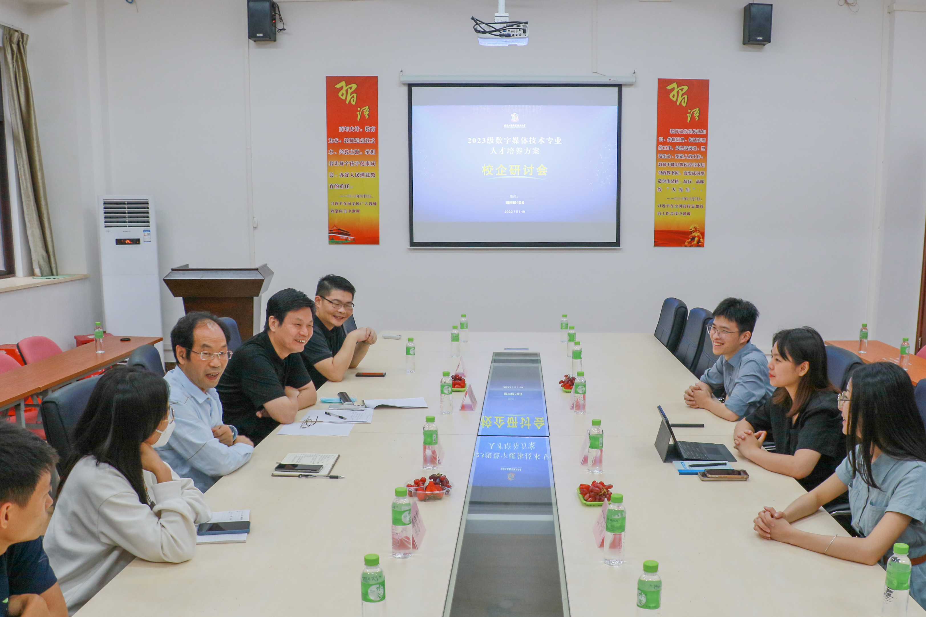 图为校企合作洽谈会现场.jpg 图为校企合作洽谈会现场.jpg