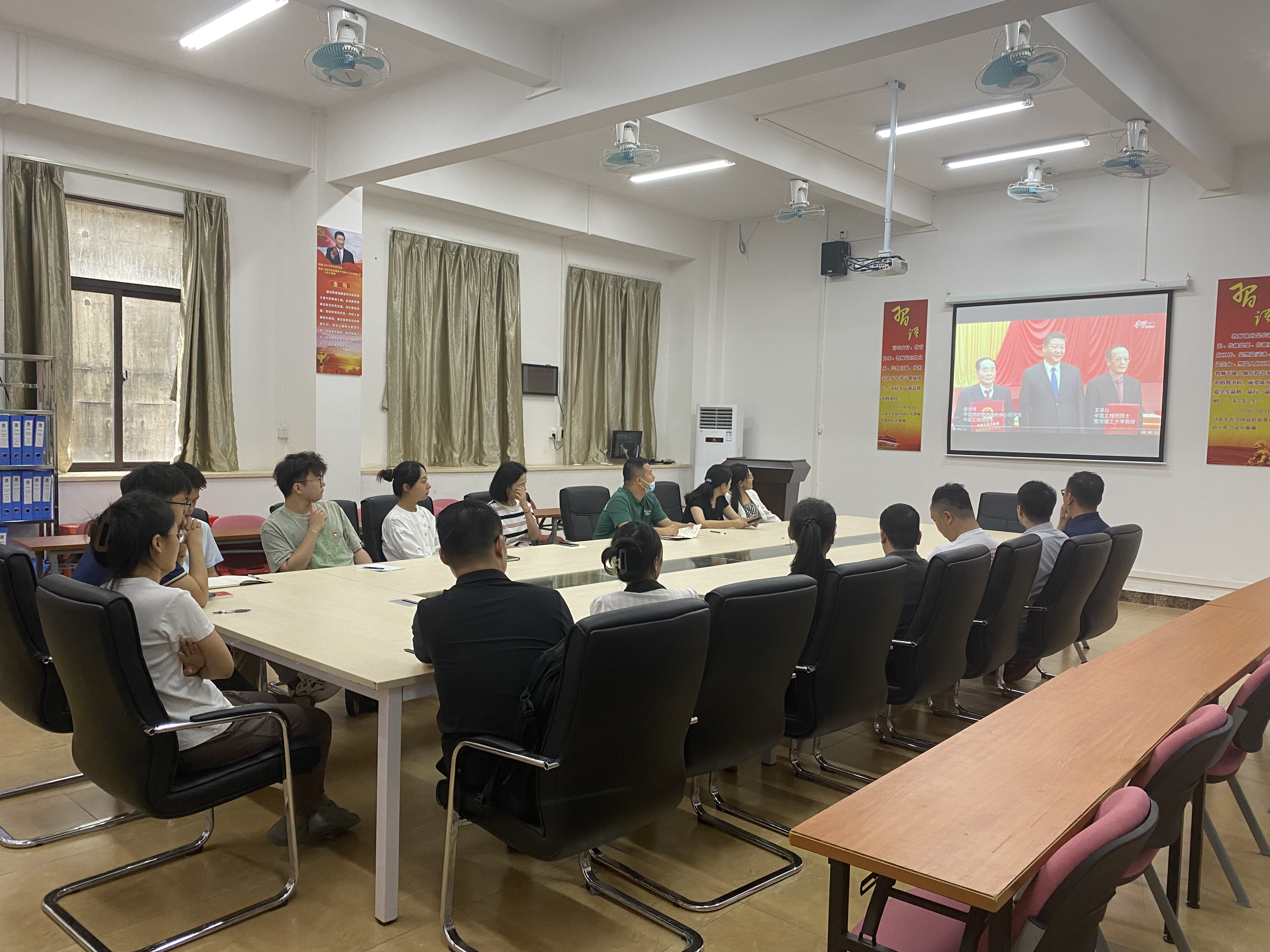 图为参会教师集体观看《习近平的教师情》.jpg 图为参会教师集体观看《习近平的教师情》.jpg