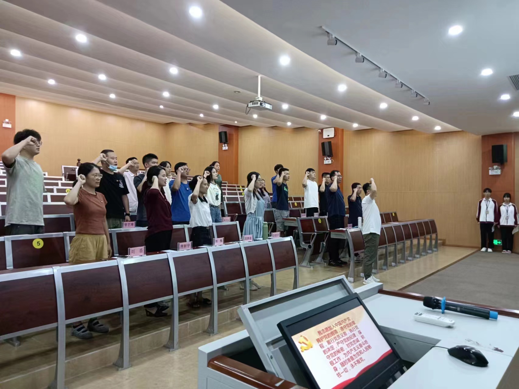 图为参会党员宣誓场面 图为参会党员宣誓场面