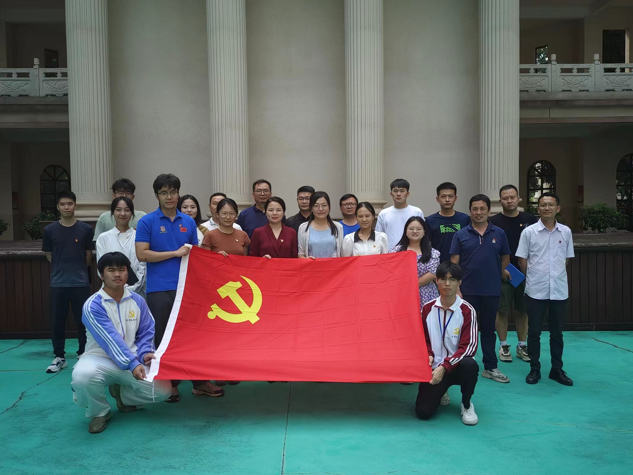 图为全体参会党员合影 图为全体参会党员合影