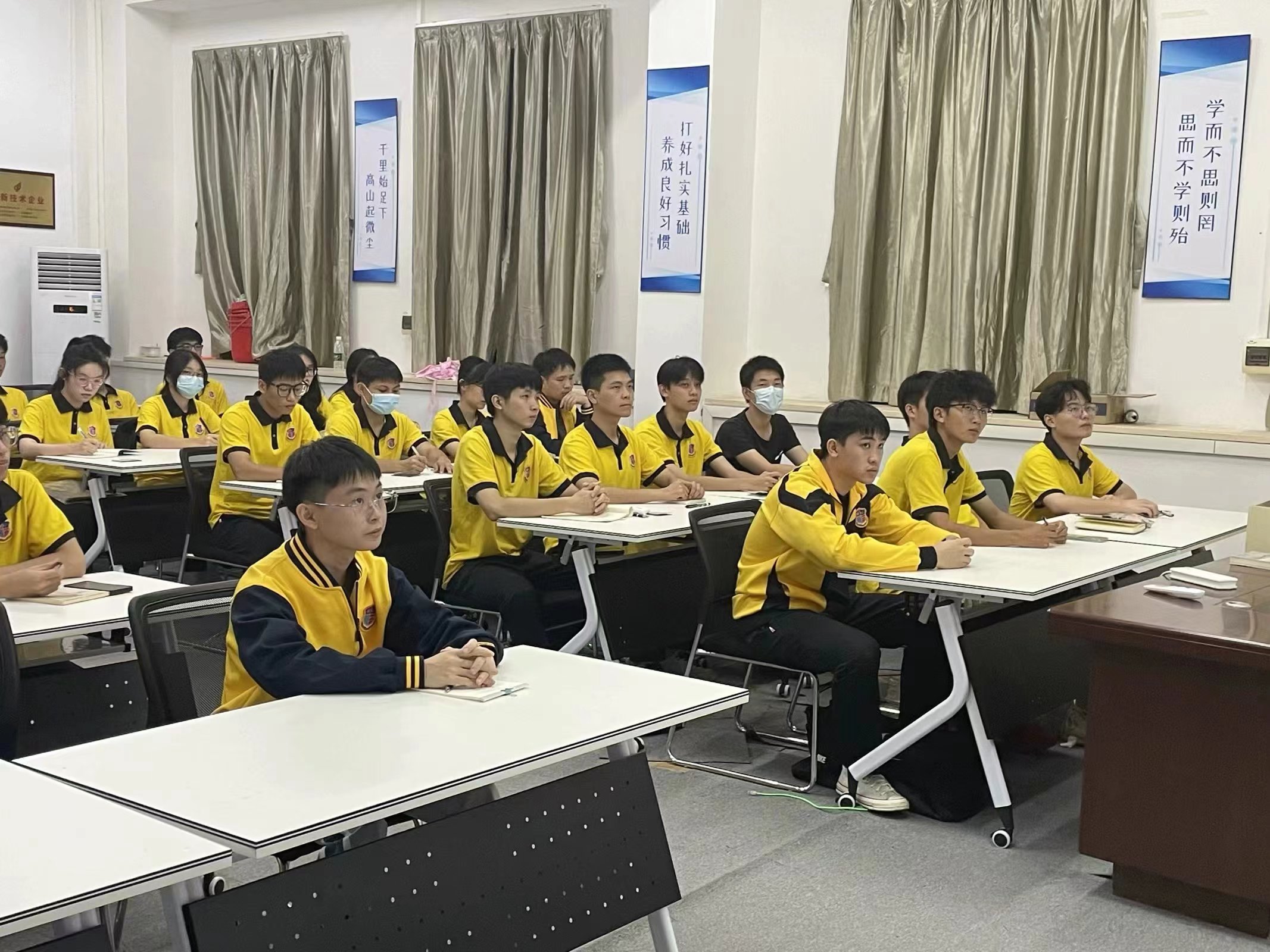 图为入党积极分子认真听讲.jpg 图为入党积极分子认真听讲.jpg