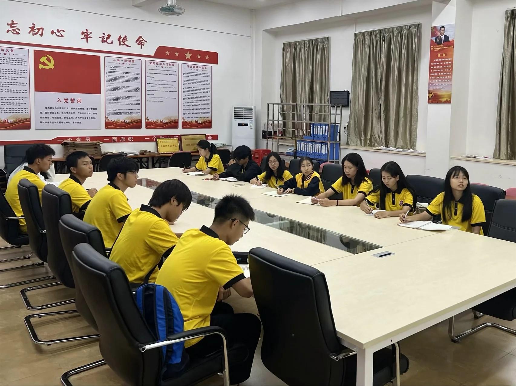 图为23级团支书在认真听讲.jpg 图为23级团支书在认真听讲.jpg