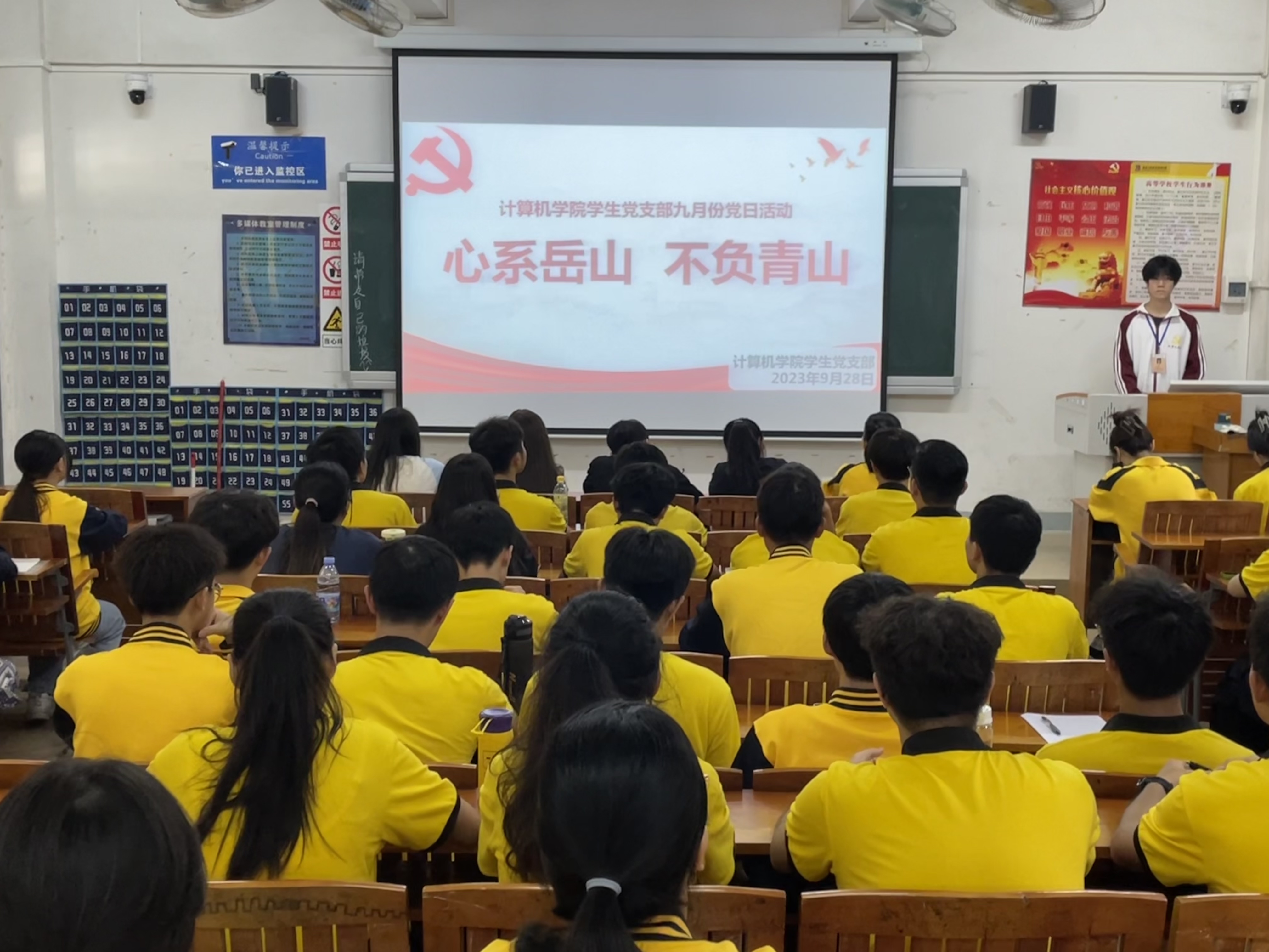 图为主持人介绍活动内容.jpg 图为主持人介绍活动内容.jpg
