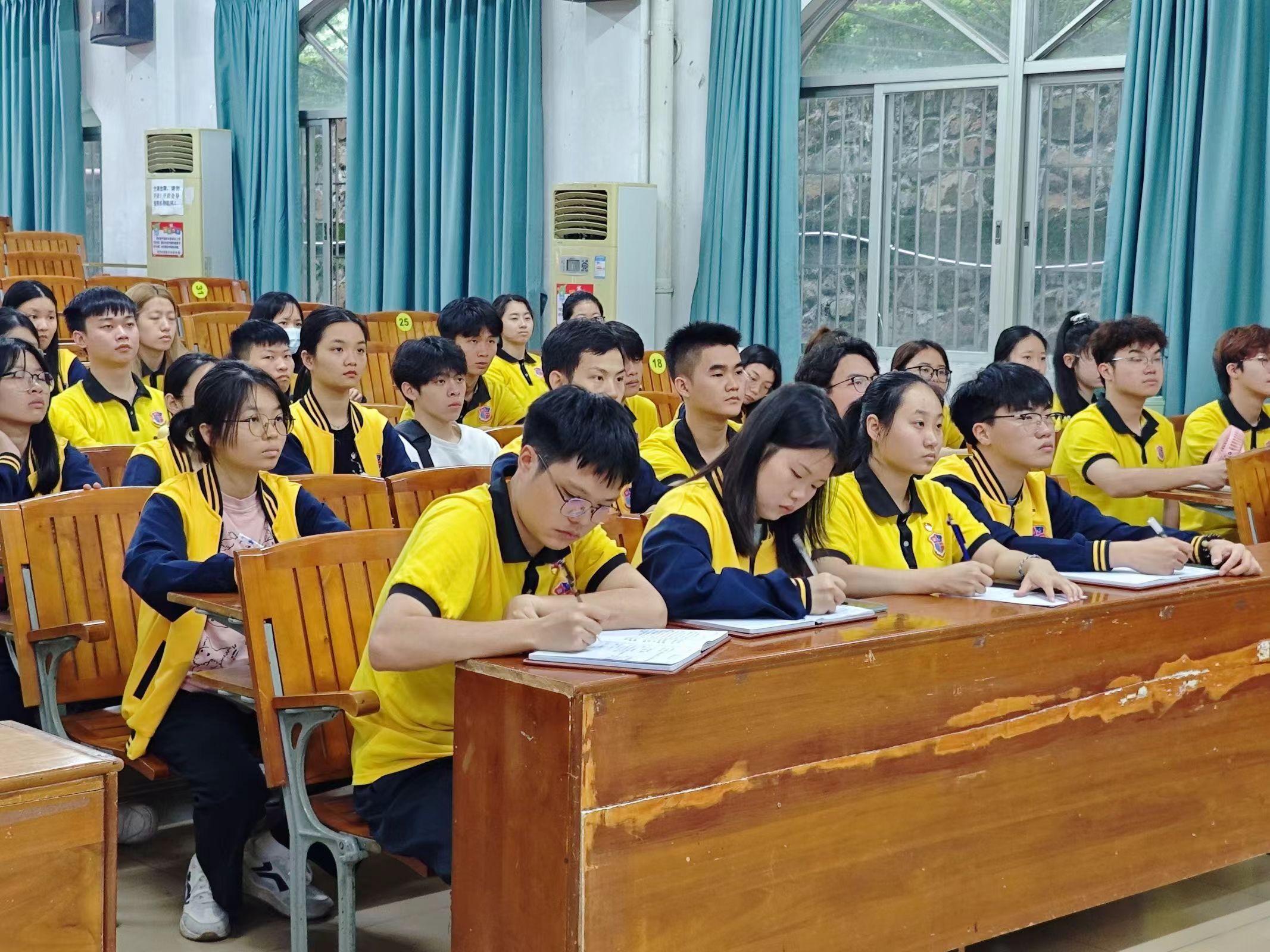 图为参会人员认真观看视频.jpg 图为参会人员认真观看视频.jpg
