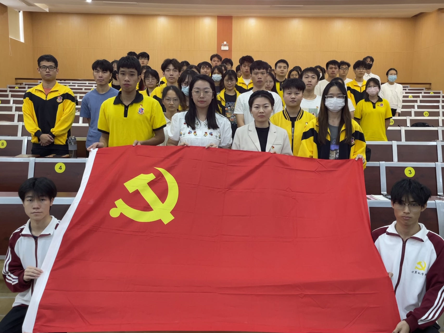 图为参加本次活动人员合影.jpg 图为参加本次活动人员合影.jpg