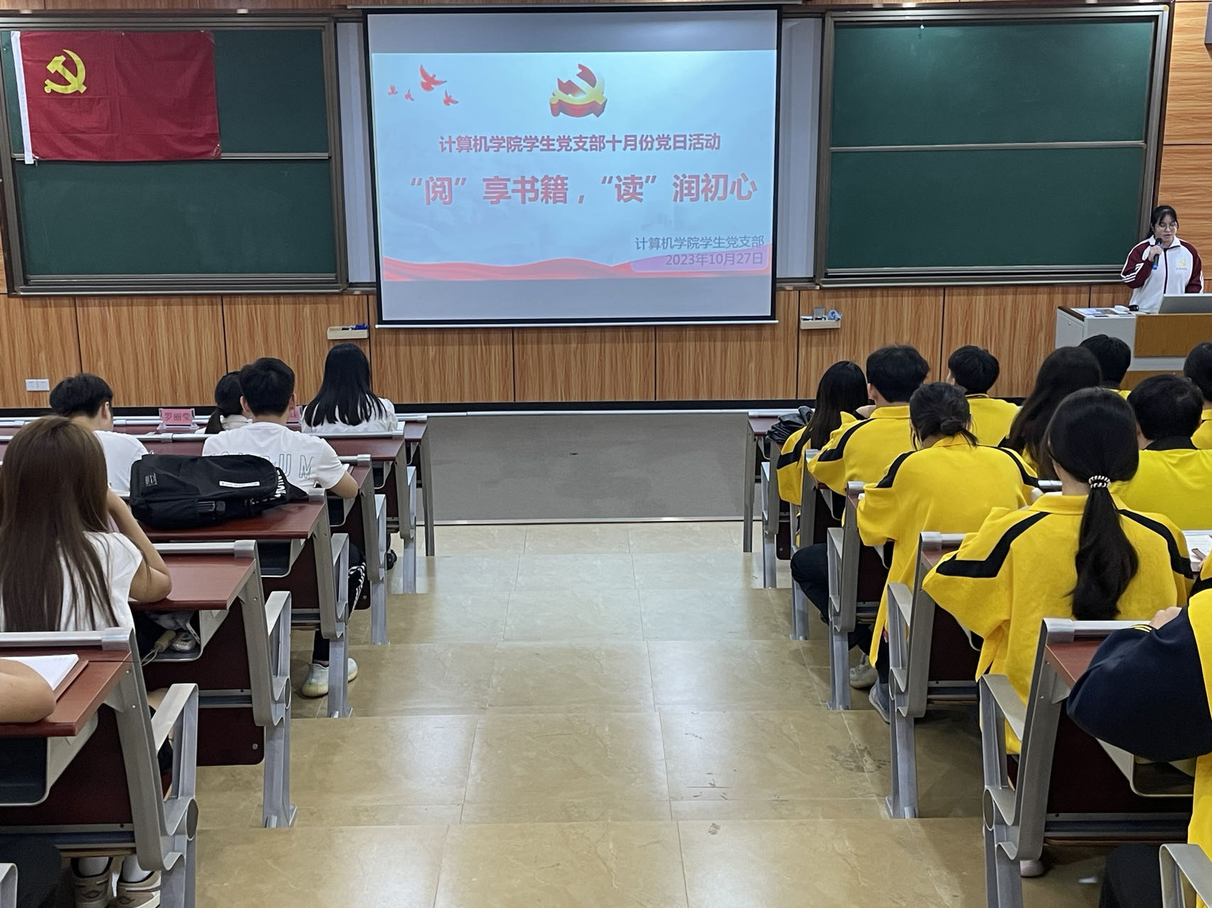 图为主持人介绍活动内容.jpg 图为主持人介绍活动内容.jpg