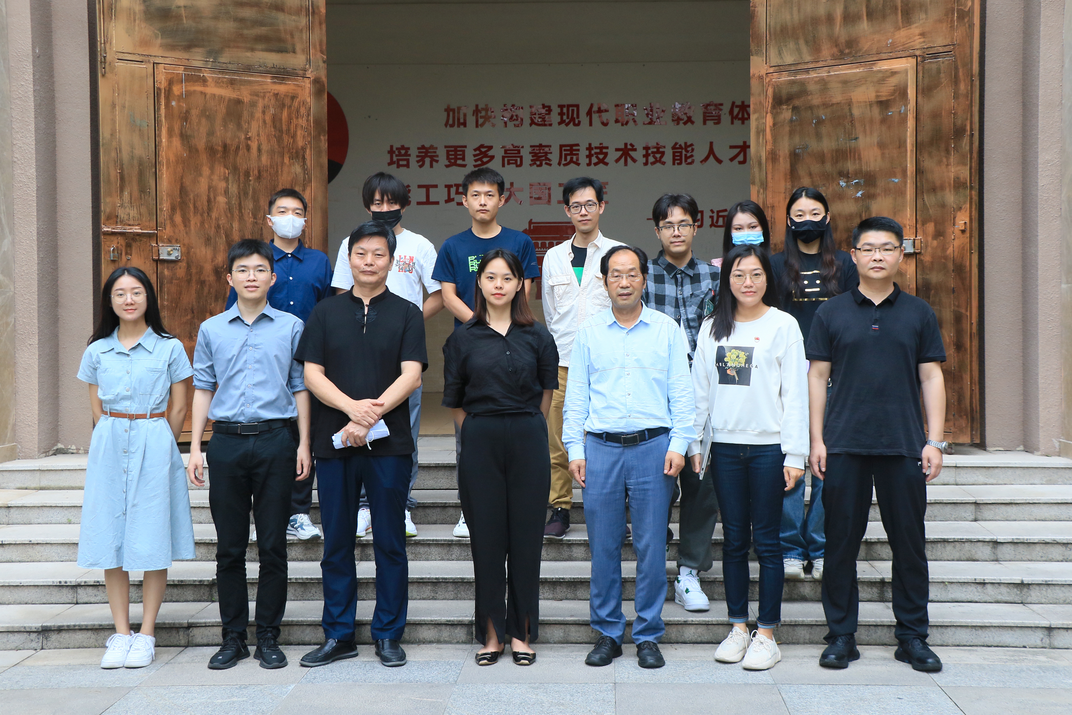 图为与会人员合影留念.jpg 图为与会人员合影留念.jpg