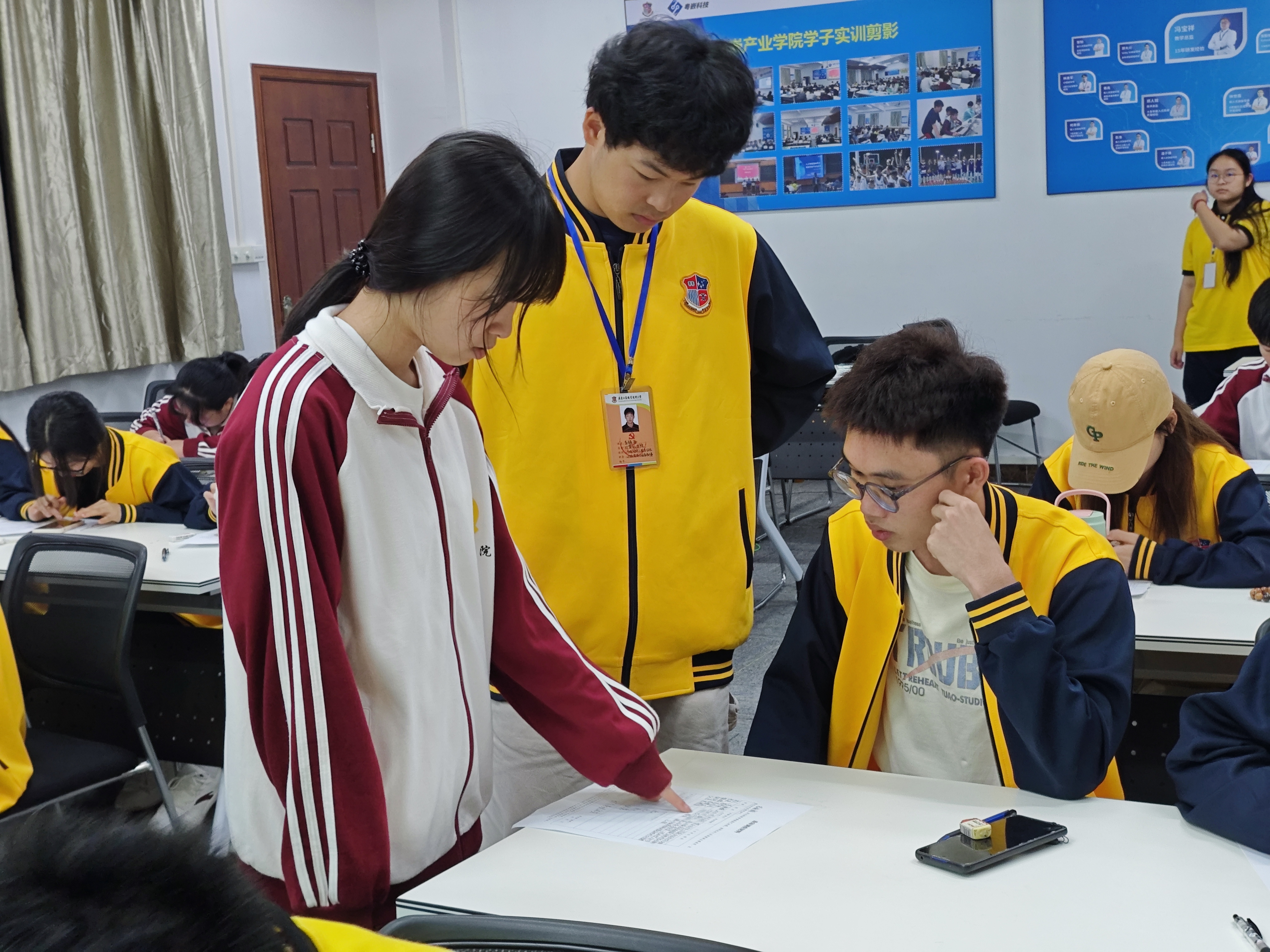 图为工作人员现场解答疑问.jpg 图为工作人员现场解答疑问.jpg