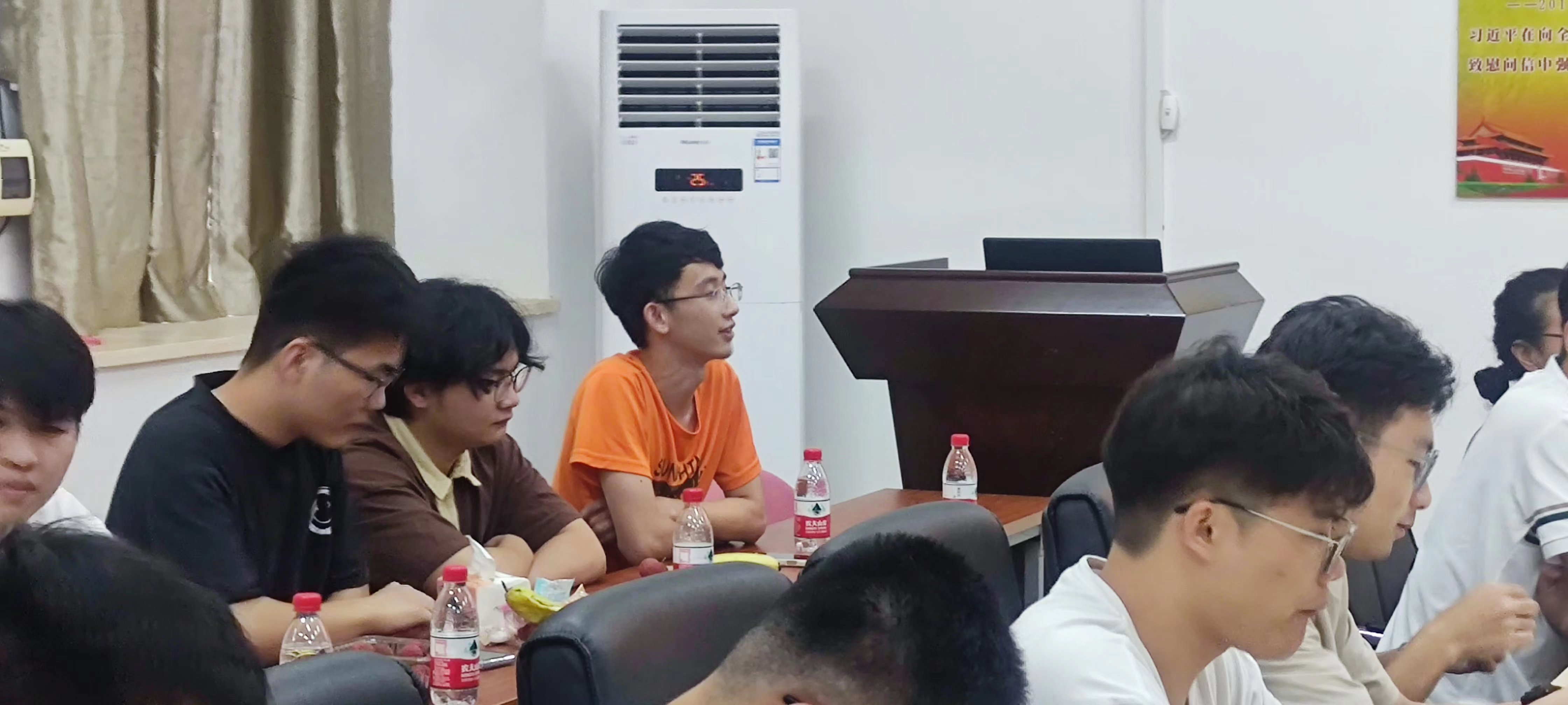 图为毕业生代表在发言.jpg 图为毕业生代表在发言.jpg