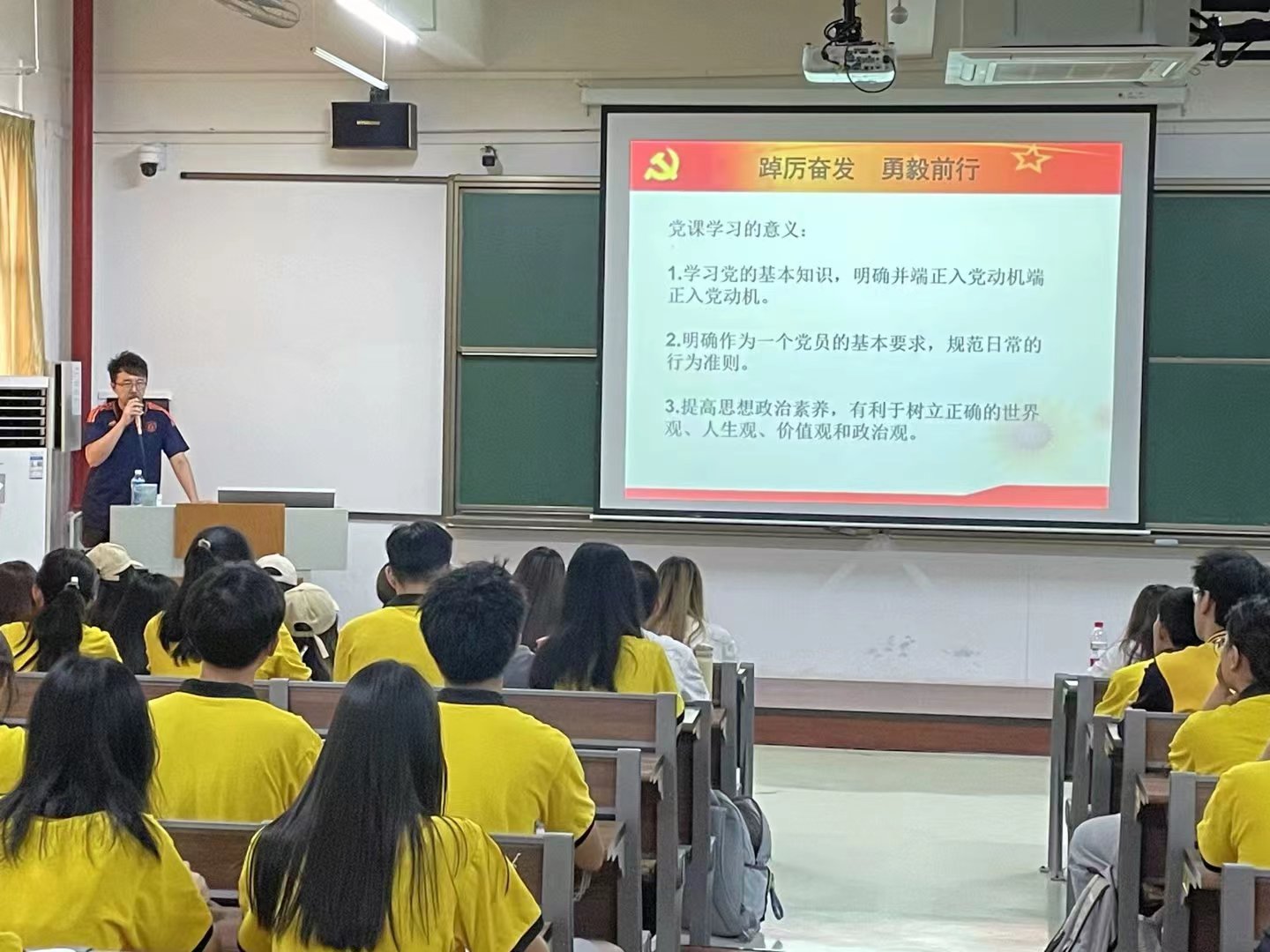 图为王世东在讲课.jpg 图为王世东在讲课.jpg