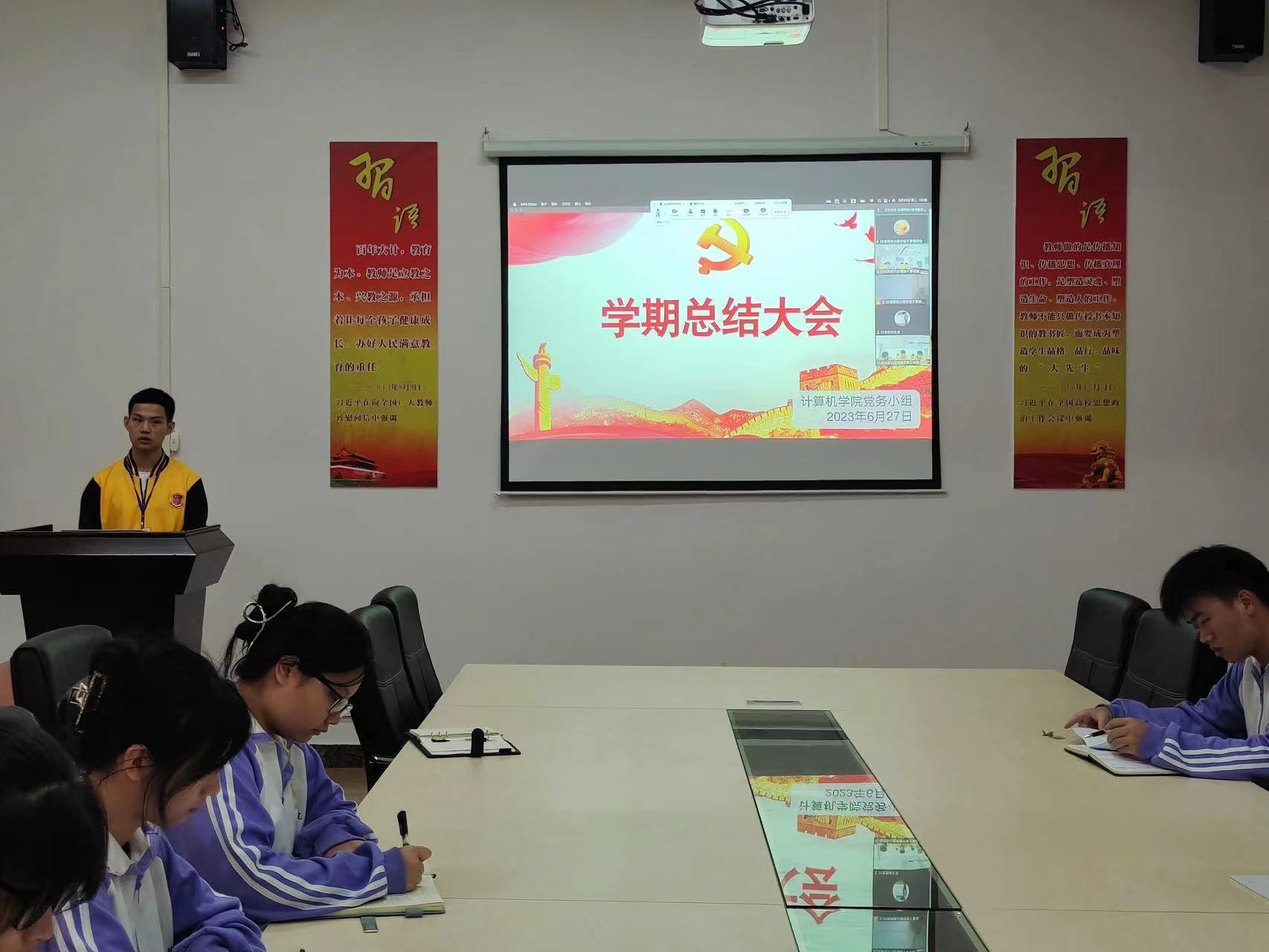 图为22级考核干事在台上汇报1.jpg 图为22级考核干事在台上汇报1.jpg