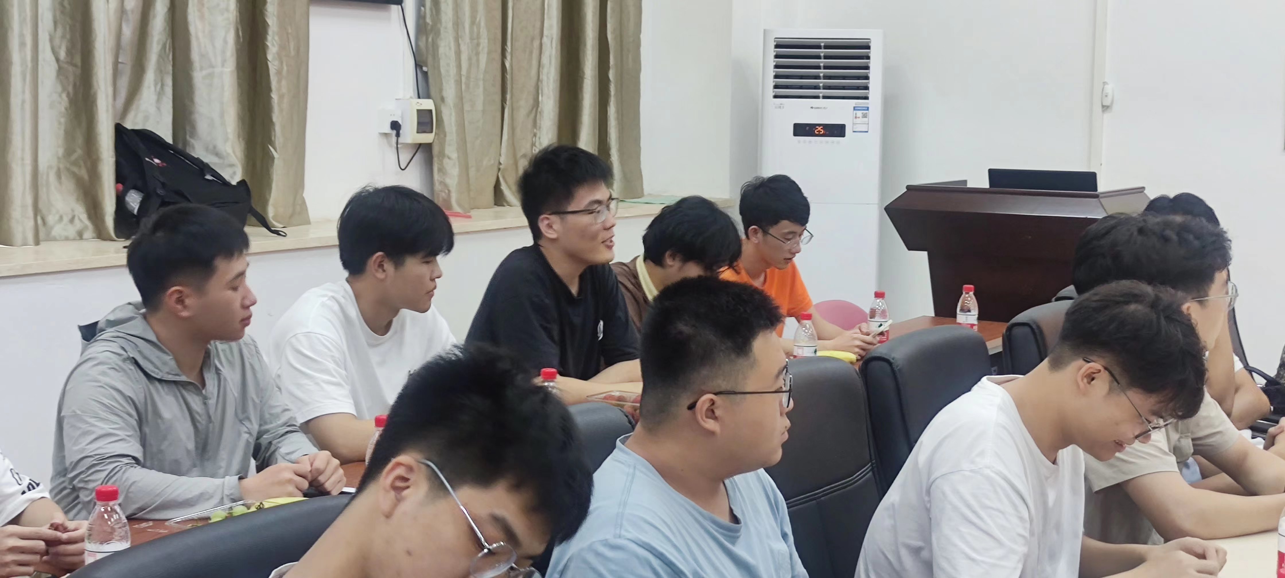 图为毕业生代表在发言2.jpg 图为毕业生代表在发言2.jpg