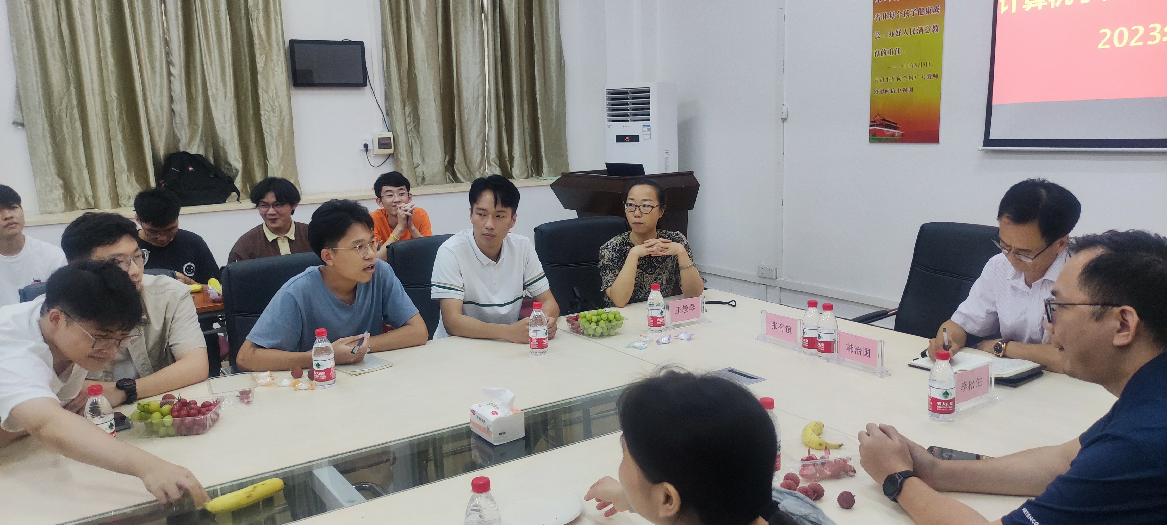 图为毕业生代表在发言1.jpg 图为毕业生代表在发言1.jpg