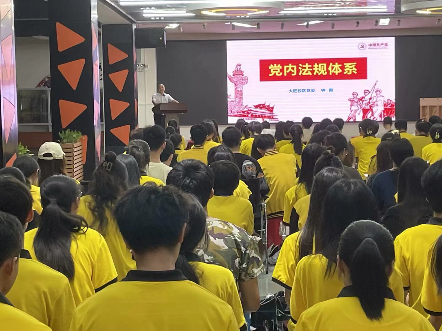 图为钟毅在讲课.jpg 图为钟毅在讲课.jpg