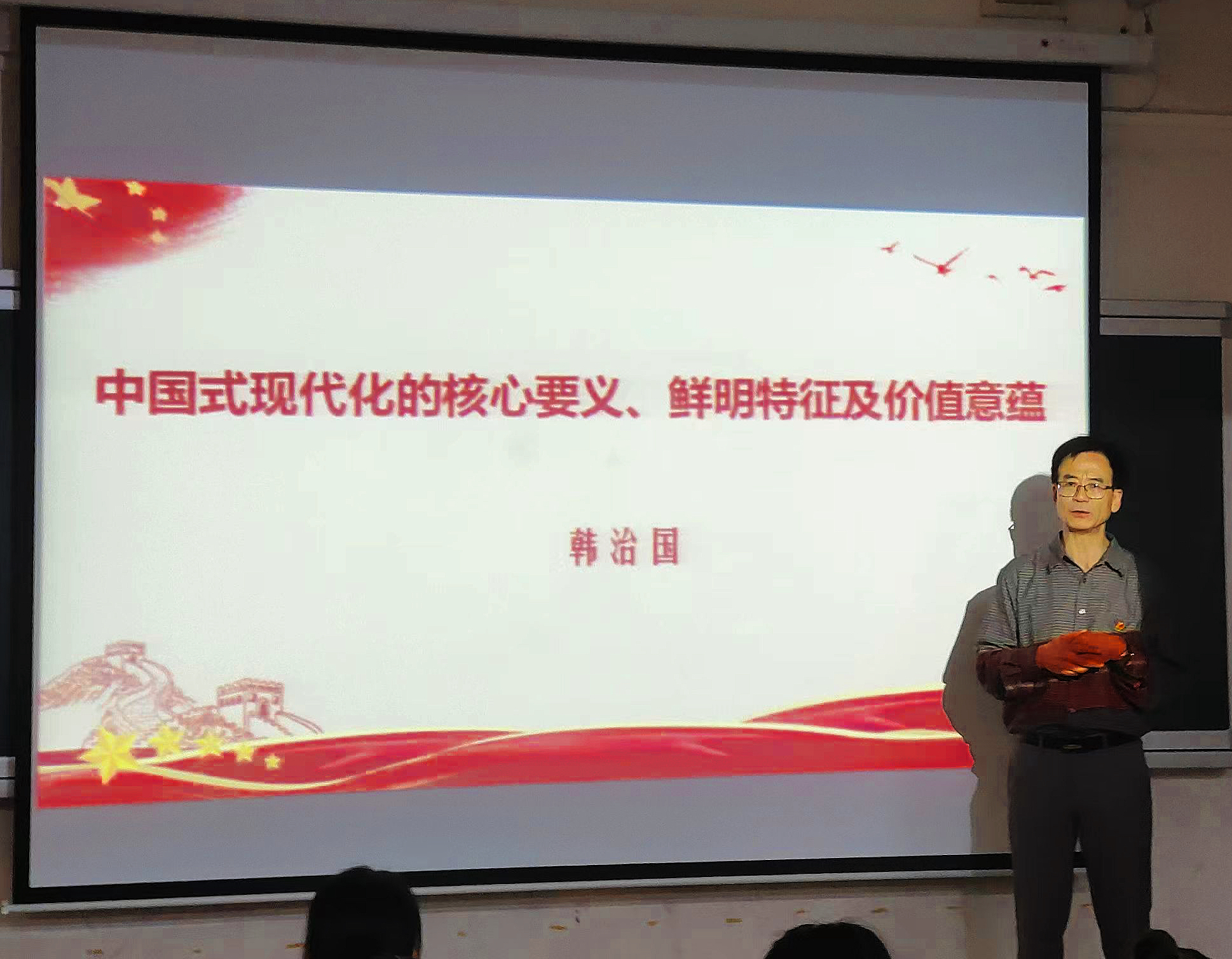 图为韩治国在宣讲中.jpg 图为韩治国在宣讲中.jpg