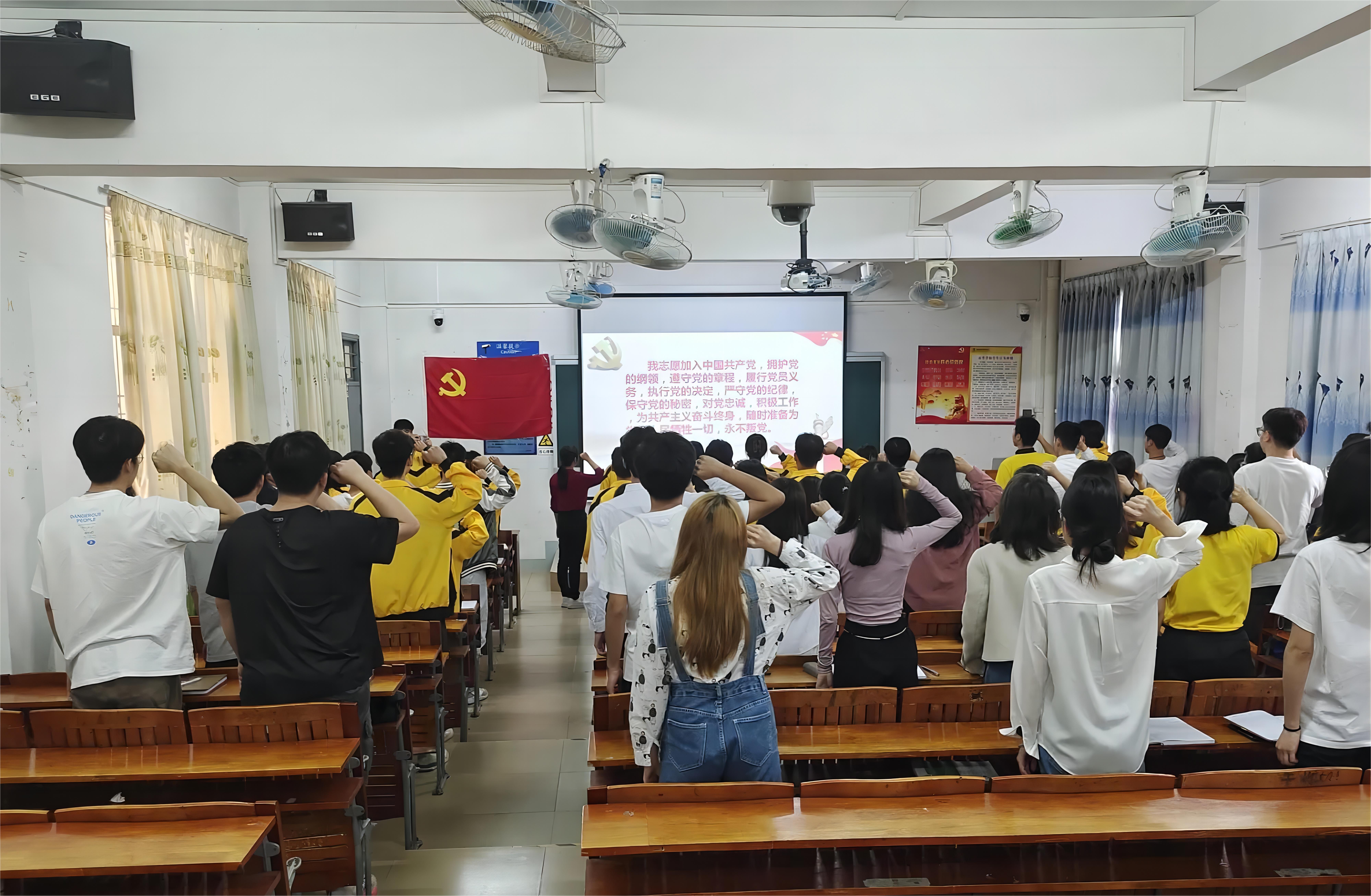 图为宣誓现场.jpg 图为宣誓现场.jpg