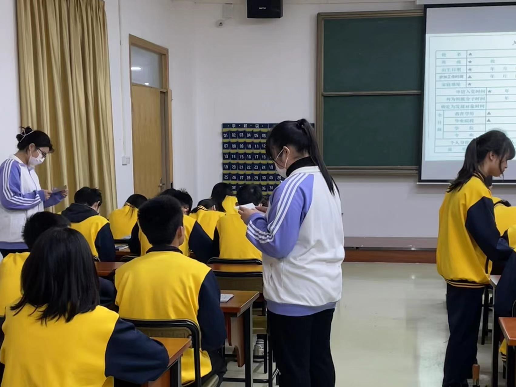 图为填表现场.jpg 图为填表现场.jpg