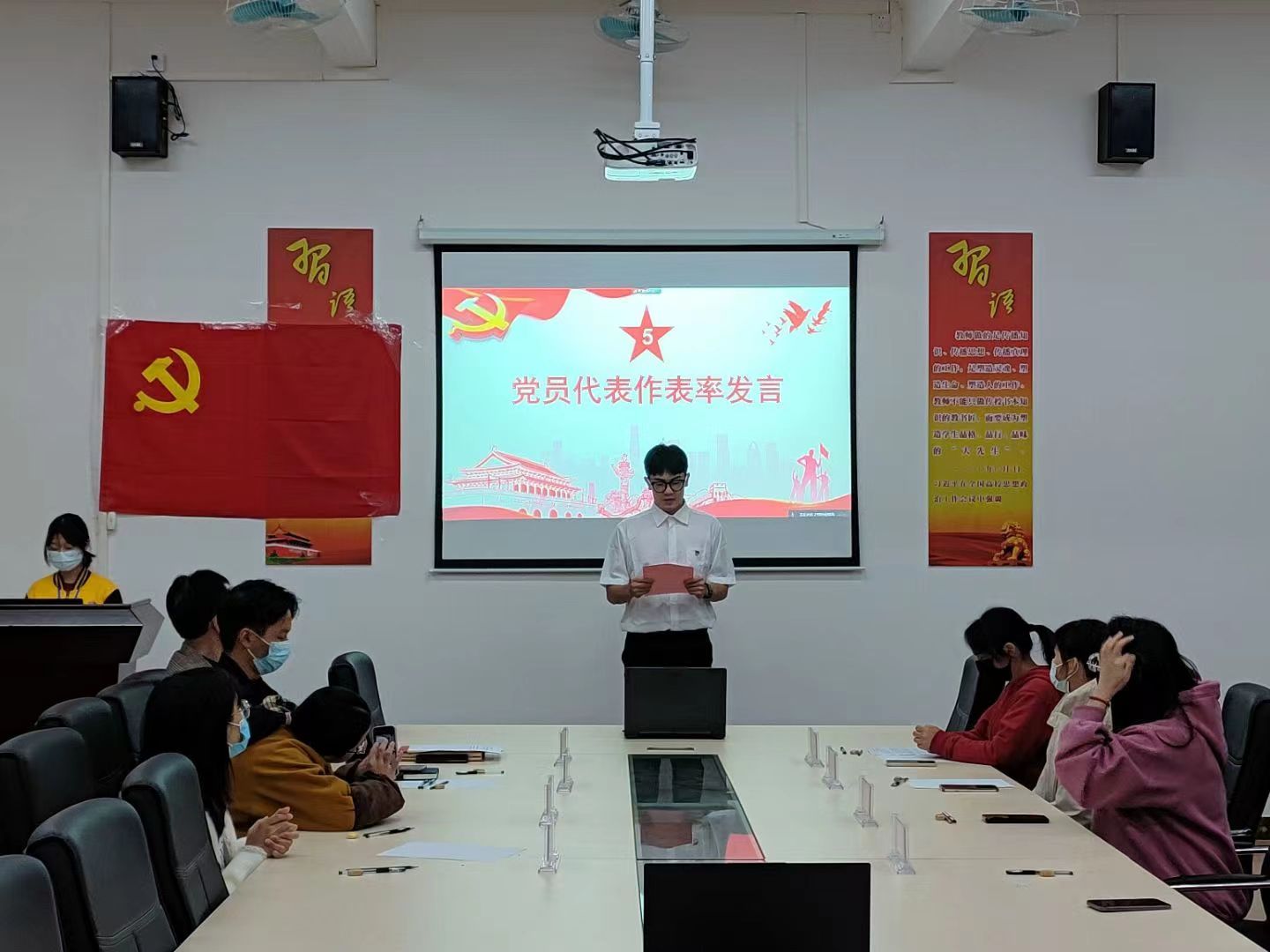 图为党员代表刘盈泽同志作表率发言.jpg 图为党员代表刘盈泽同志作表率发言.jpg