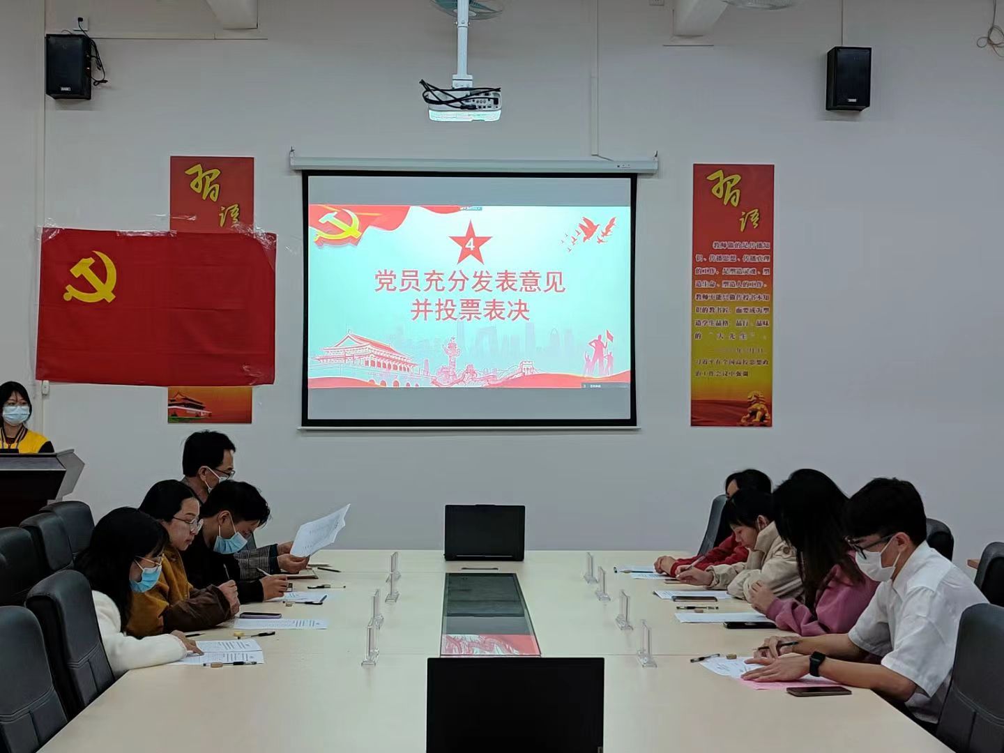 图为党员对预备党员进行讨论和票决现场.jpg 图为党员对预备党员进行讨论和票决现场.jpg