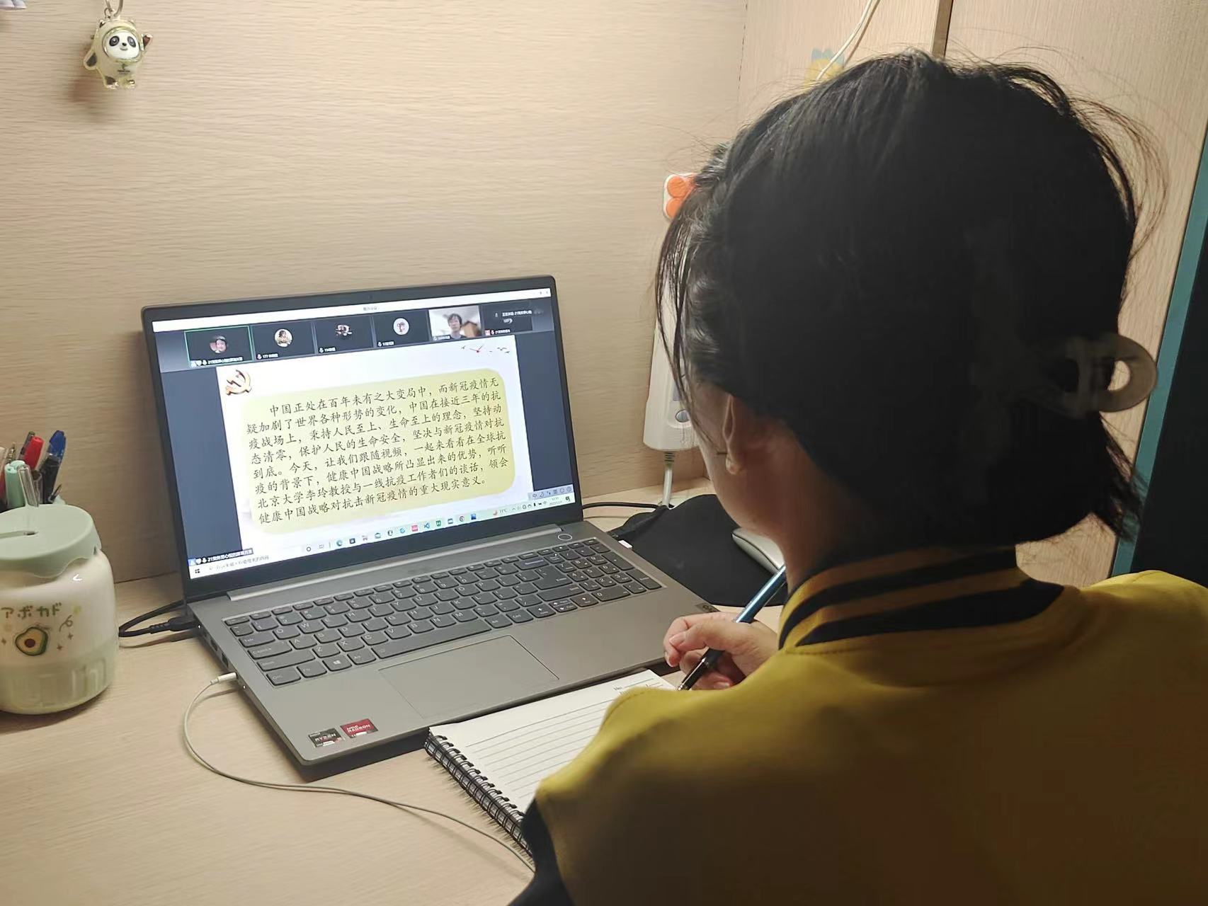 图为入党积极分子在阅读开会注意事项.jpg 图为入党积极分子在阅读开会注意事项.jpg