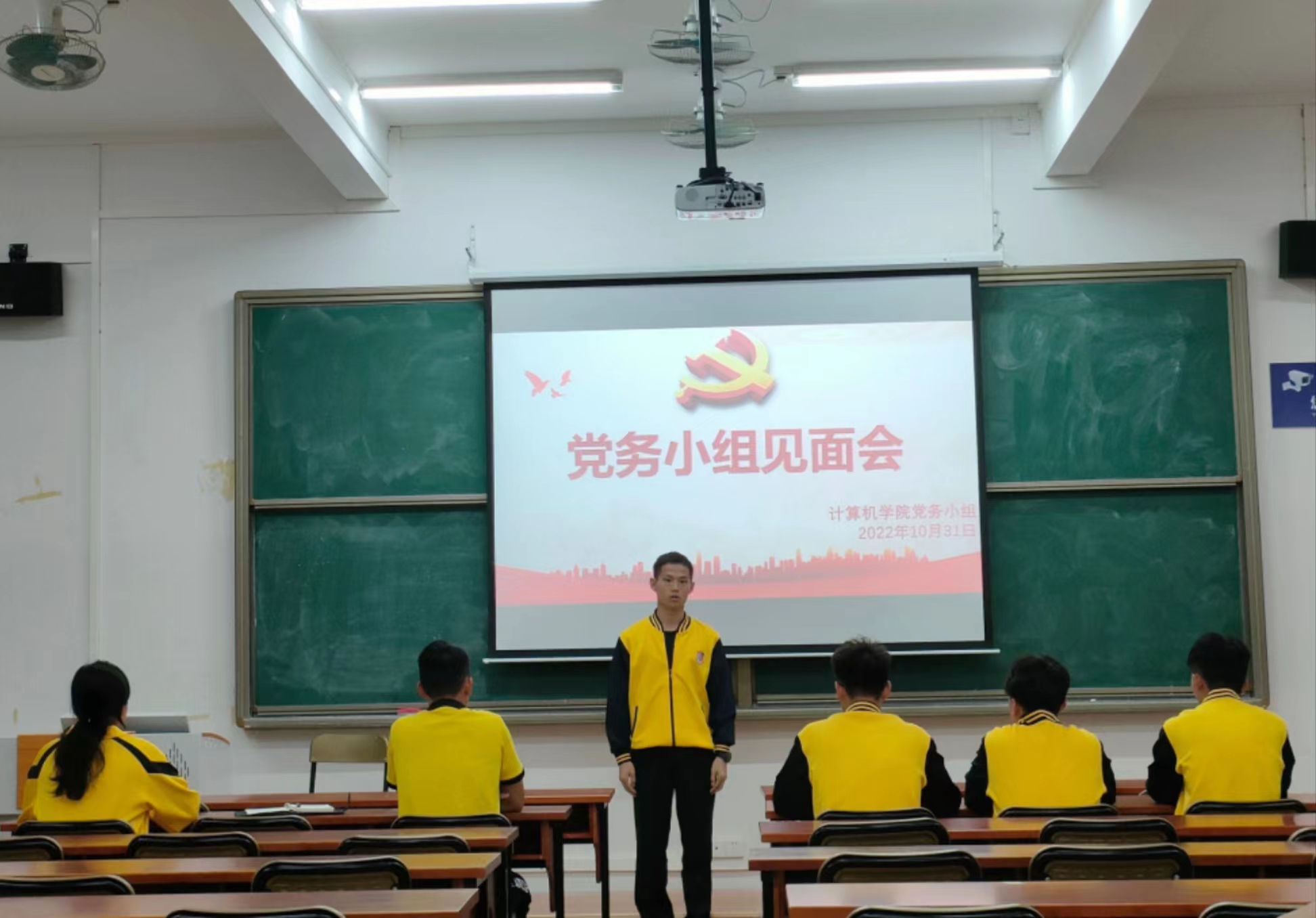 图为22级考核干事上台自我介绍.jpg 图为22级考核干事上台自我介绍.jpg