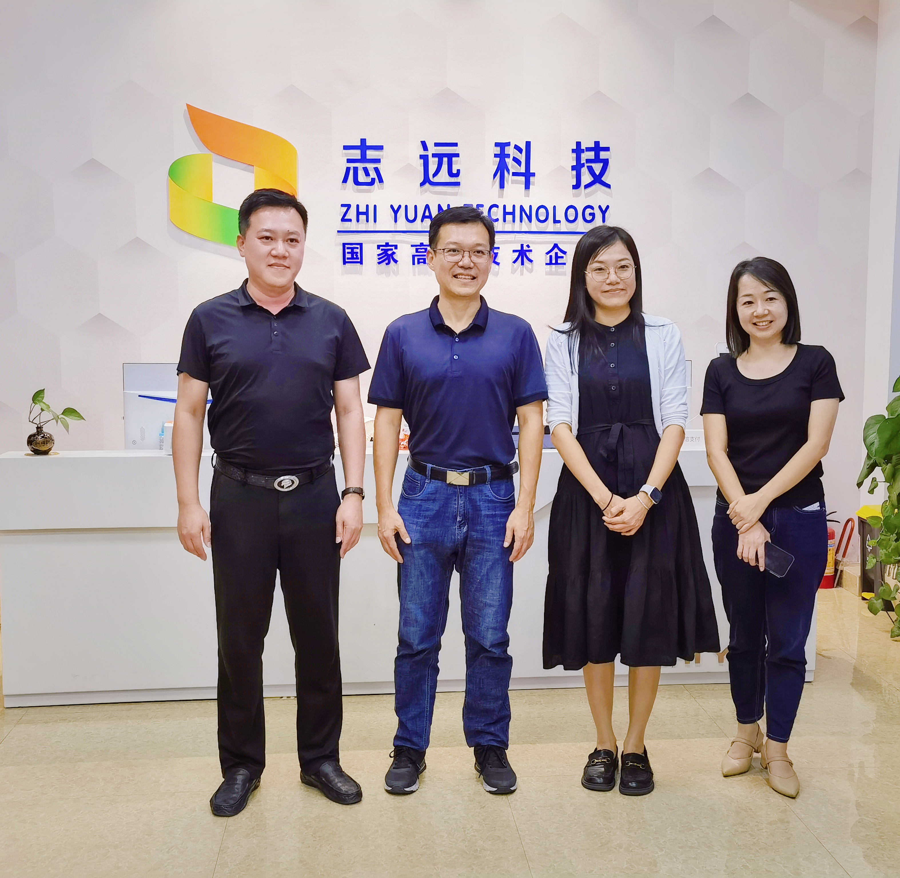 图为大家在企业合影留念.jpg 图为大家在企业合影留念.jpg