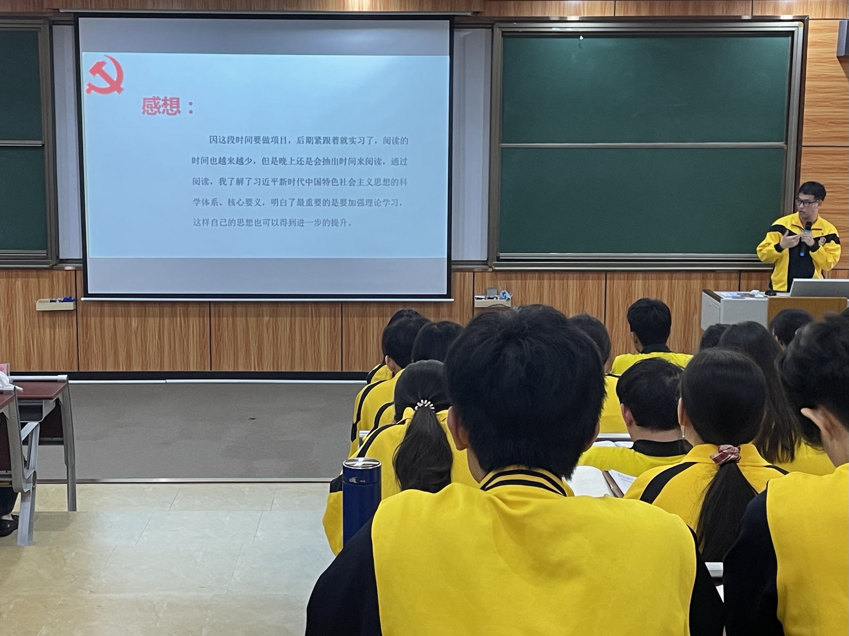 图为党员同志在分享学习心得.jpg 图为党员同志在分享学习心得.jpg
