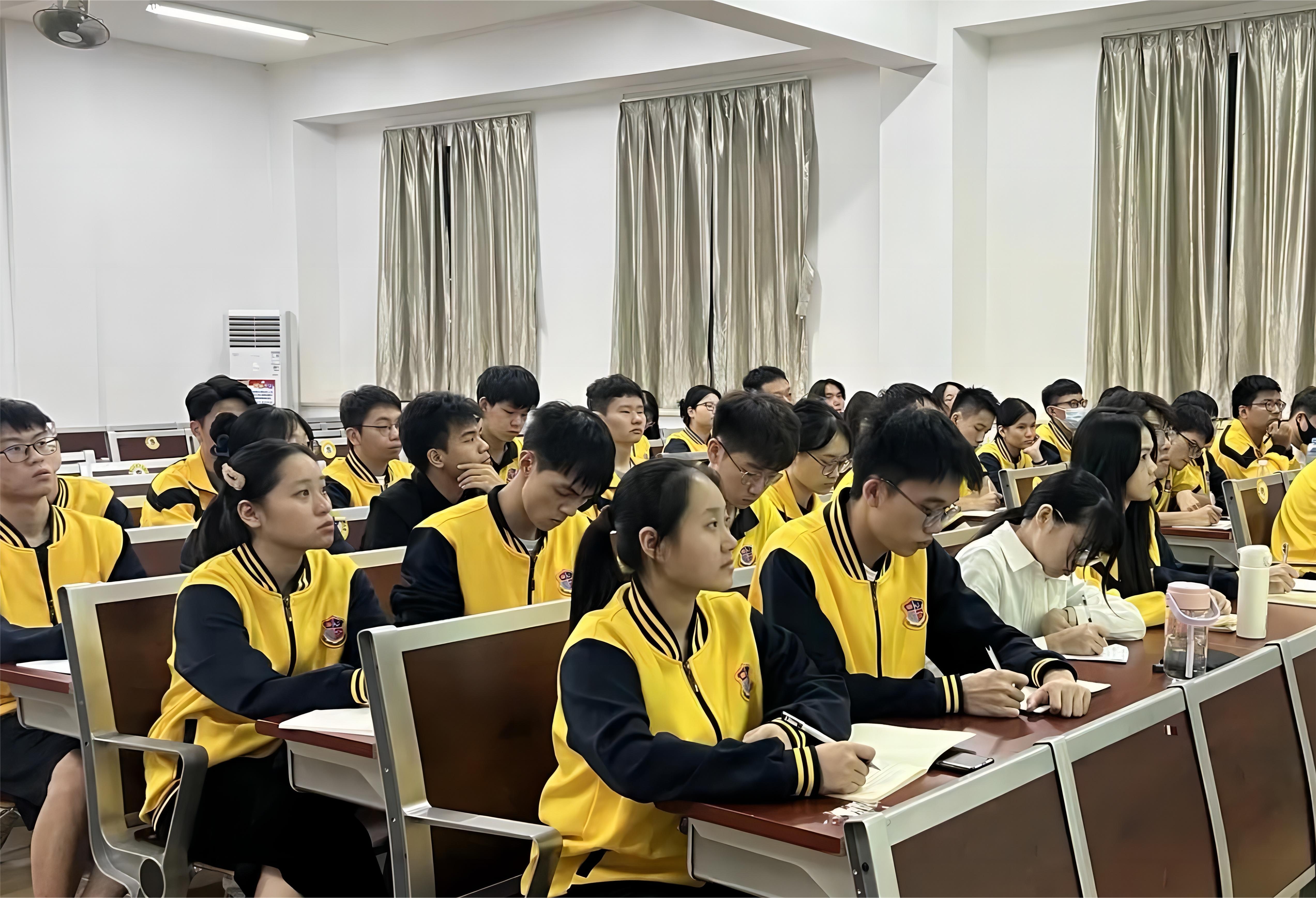 图为发展对象认真听讲.jpg 图为发展对象认真听讲.jpg