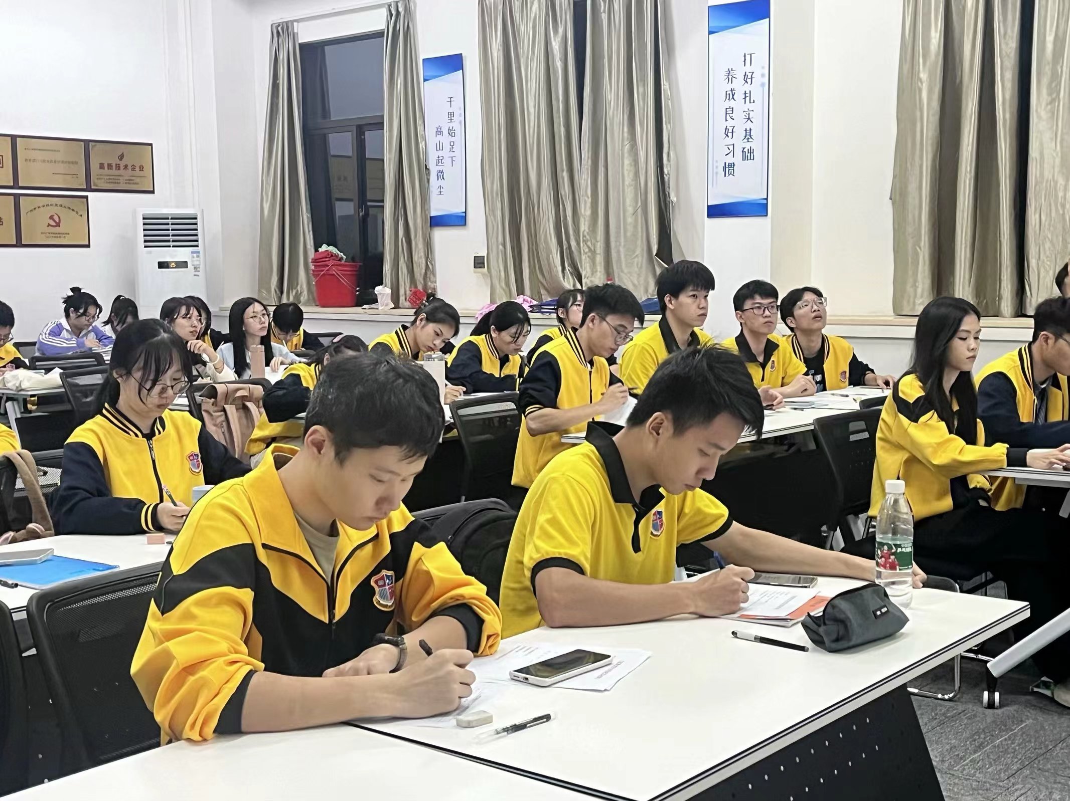 图为会议现场.jpg 图为会议现场.jpg