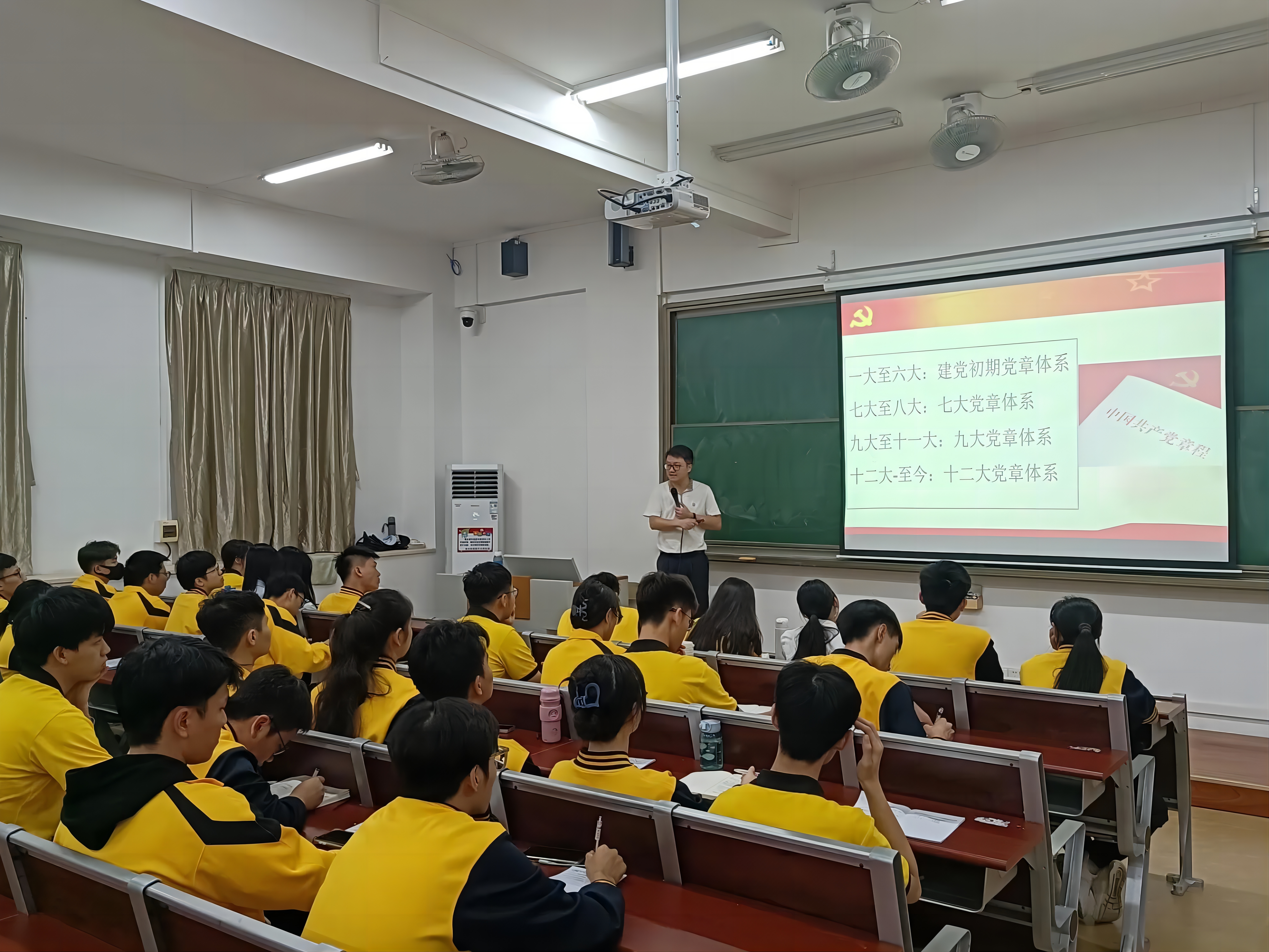 图为巴昭军在讲课.jpg 图为巴昭军在讲课.jpg