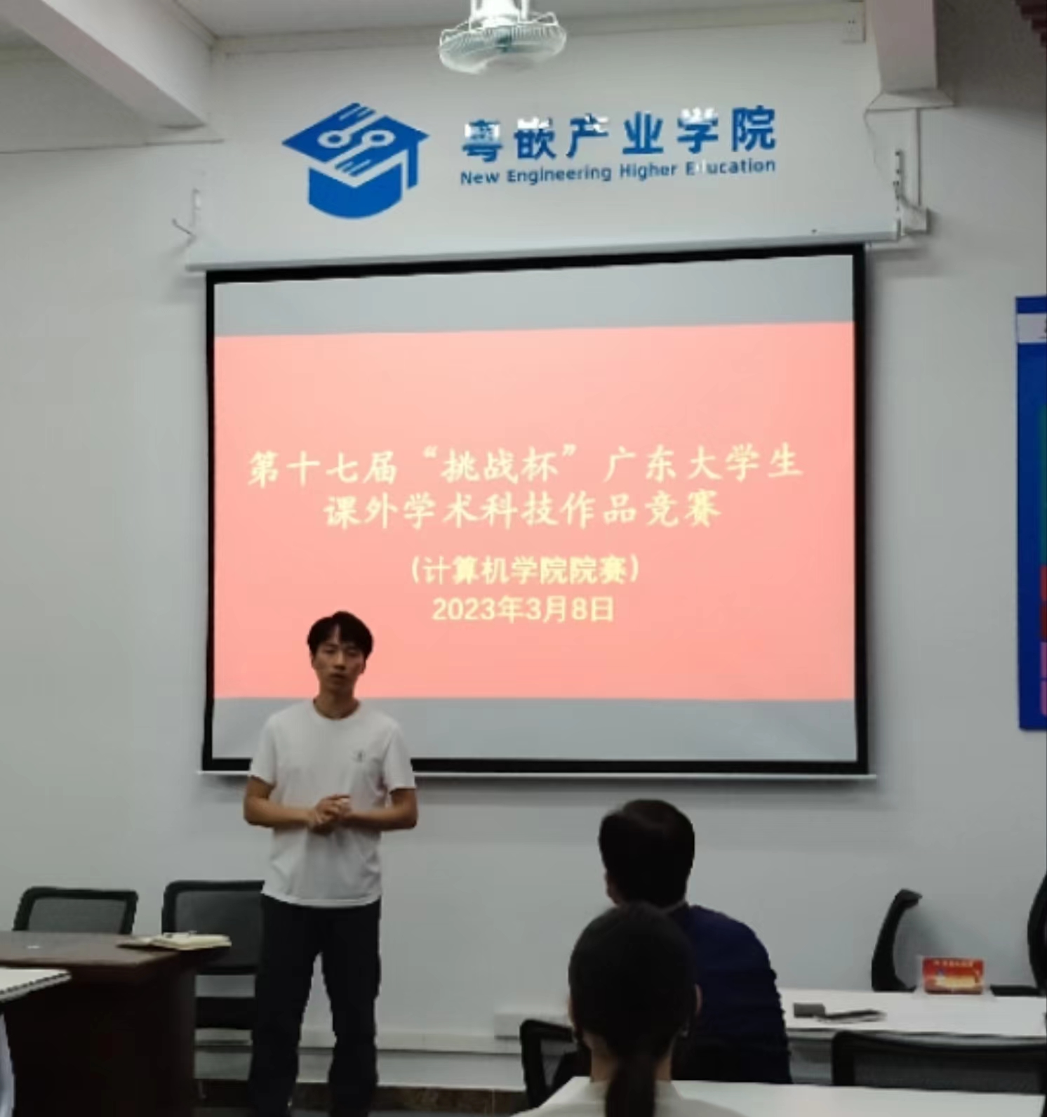 图为陈奋扬对上台选手提出建议.jpg 图为陈奋扬对上台选手提出建议.jpg