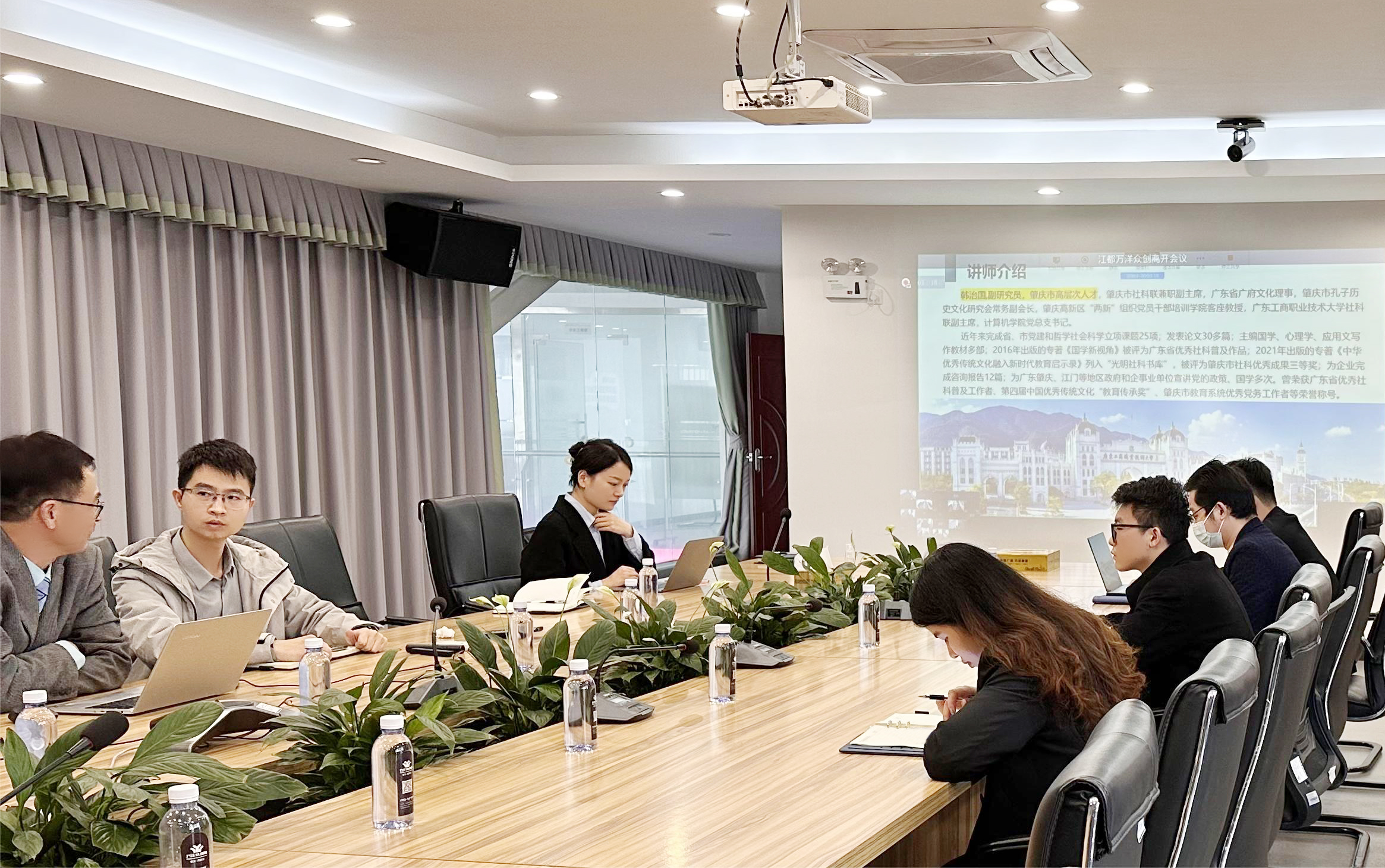 图为韩治国(左一)在授课中.jpg 图为韩治国(左一)在授课中.jpg