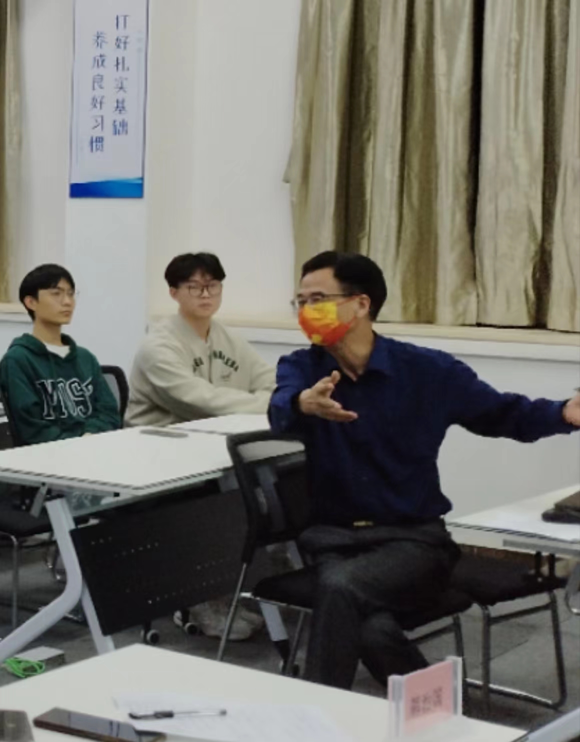 图为韩治国点评项目情况并授课.jpg 图为韩治国点评项目情况并授课.jpg