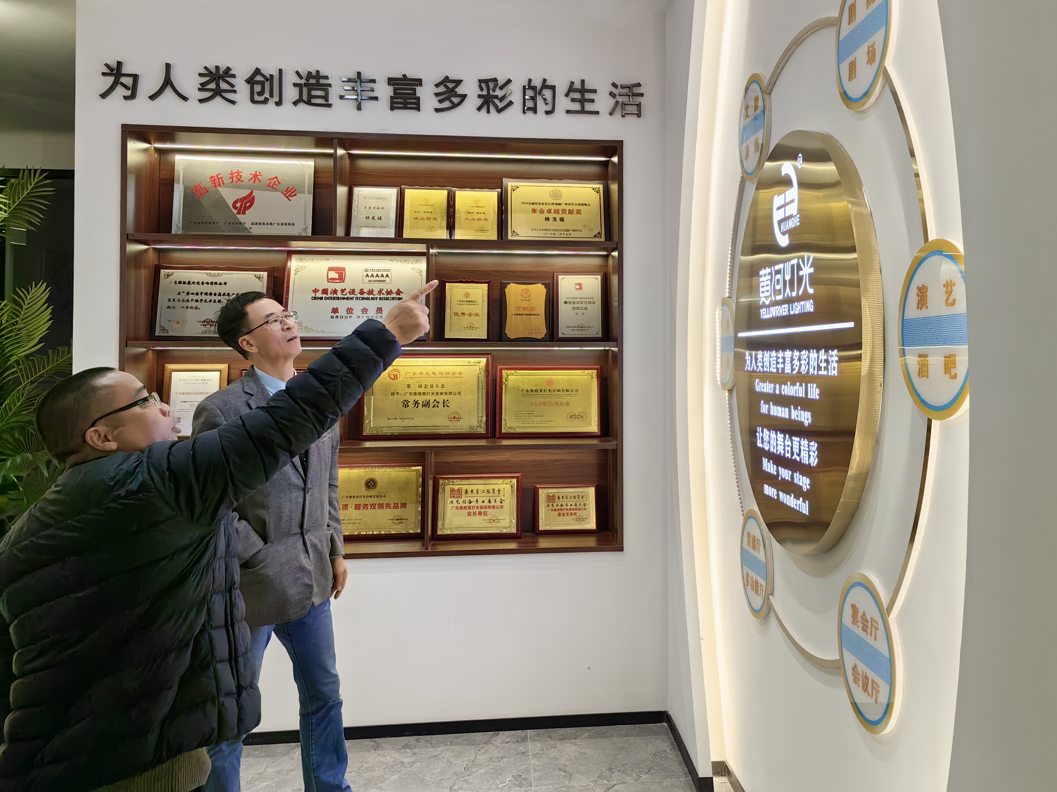 图为韩治国(左)到众创城内的企业参观听取企业黄总作相关介绍.jpg 图为韩治国(左)到众创城内的企业参观听取企业黄总作相关介绍.jpg