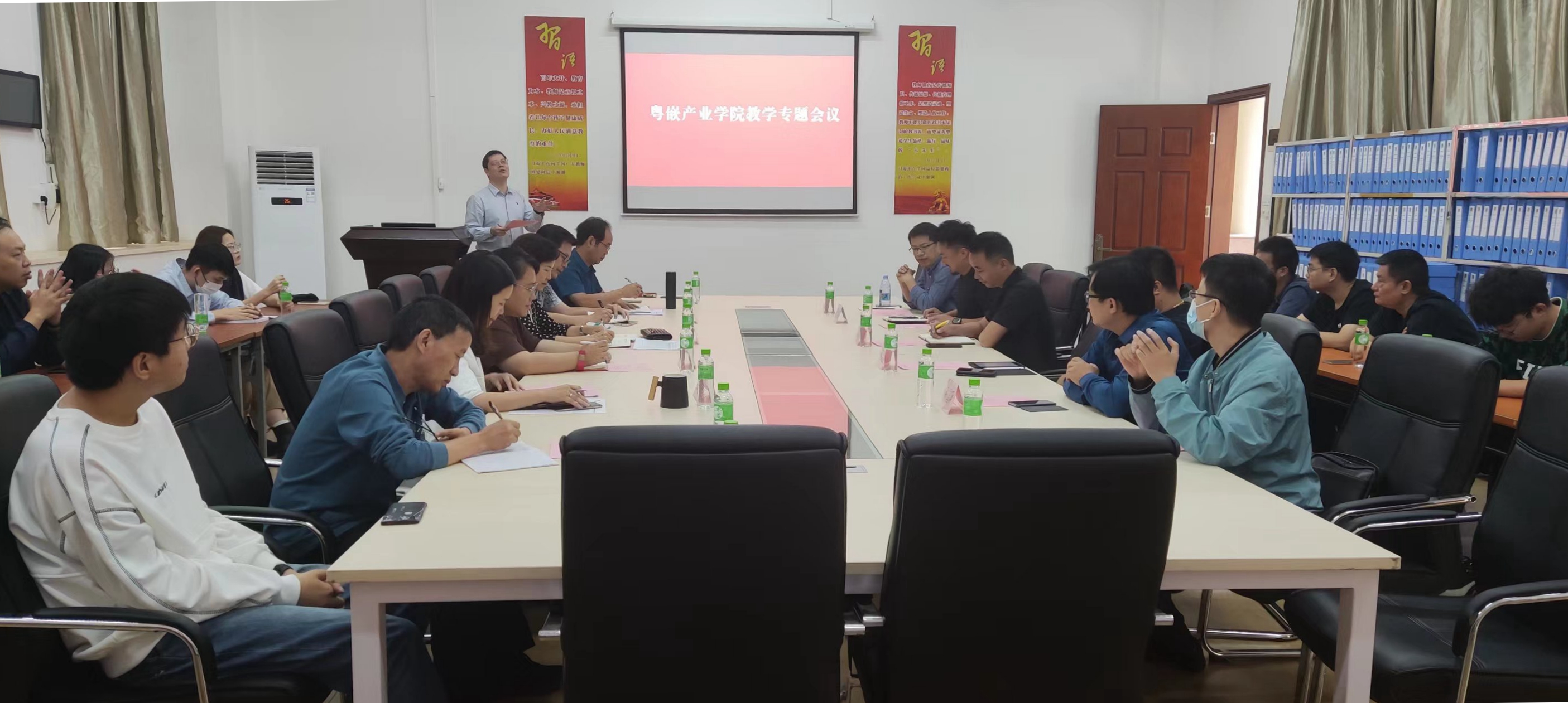 图为座谈会现场.jpg 图为座谈会现场.jpg