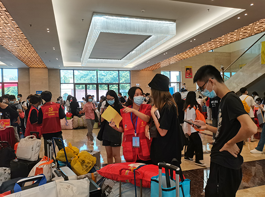图为志愿者引导新生报到1.jpg 图为志愿者引导新生报到1.jpg
