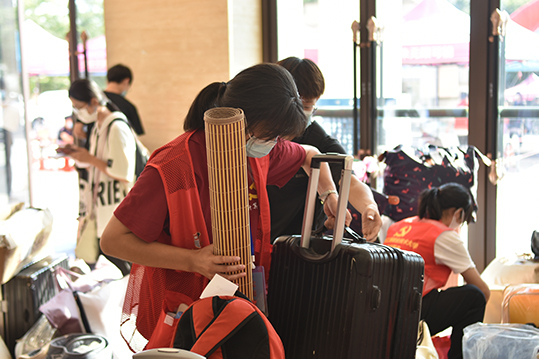 图为志愿者帮助新生整理行李1.jpg 图为志愿者帮助新生整理行李1.jpg
